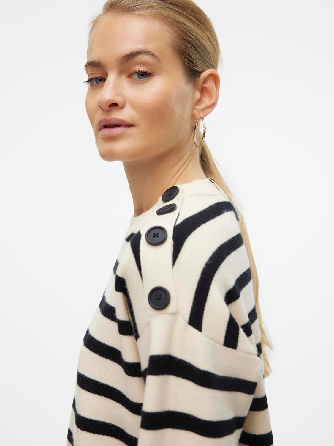 Vero Moda Rundhalspullover »VMSABA LS O-NECK BUTTON PULLOVER GA NOOS« mit Zierknöpfen auf der linken Schulter