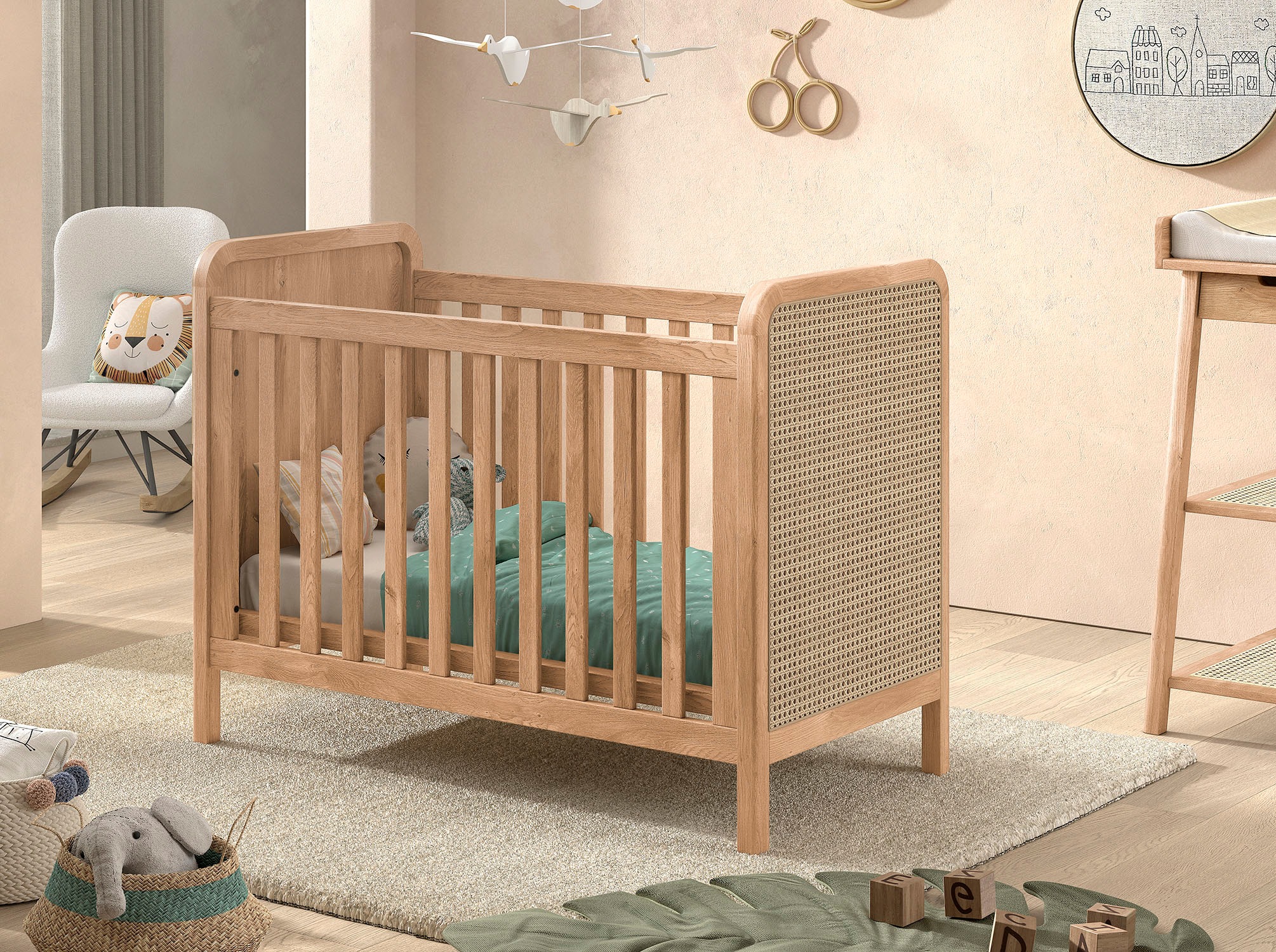 Vipack Babybett »Woods in klassiver Optik, wahlweise mit Rattan- oder Bouclé Optik« Eichenholz mit natürlichem Rattan oder Bouclé an Kopf- und Fußteil