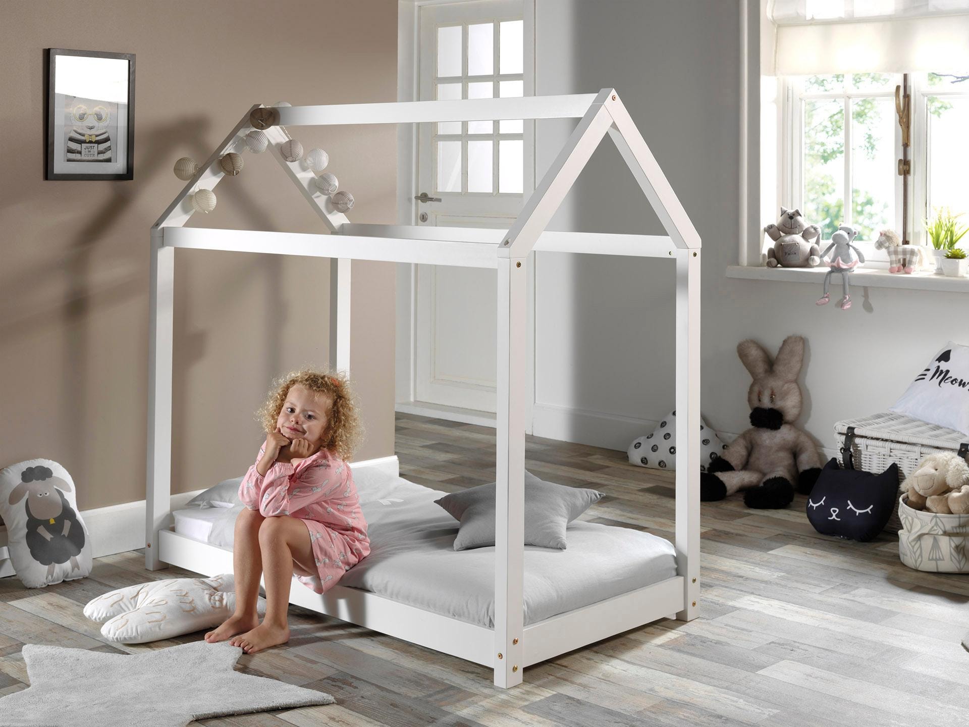 Vipack Kinderbett »Cabane, Kiefer massiv, Made in Europe, inklusive Rolllattenrost«, (B/H/T ca. 206x143x98cm, wahlweise in 2 Farben und 2 Größen erhältlich), Bodenfreiheit ca. 2,5 cm zur besseren Belüftung, stabil gebaut