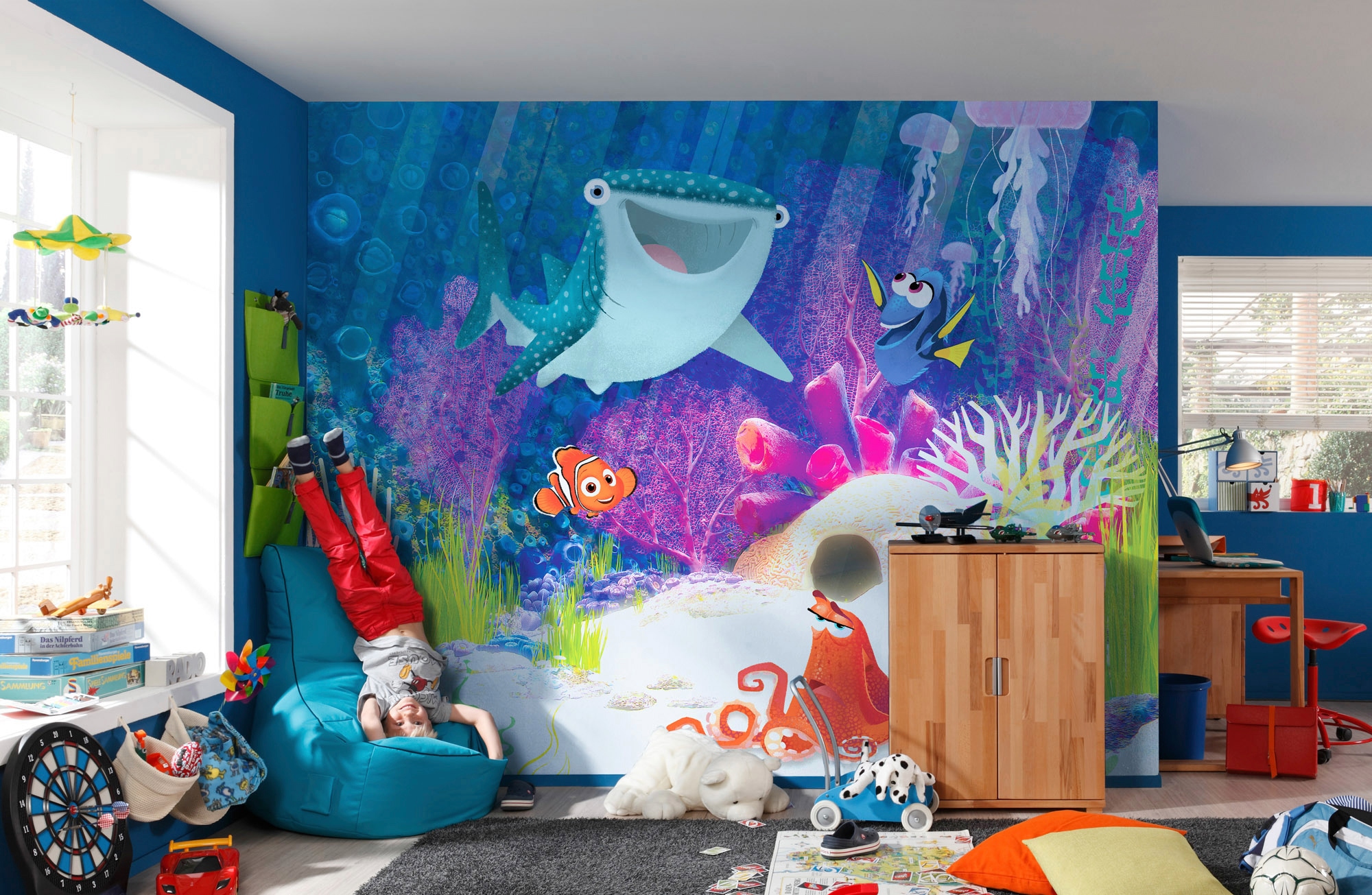 Komar Vliestapete »Digitaldruck Vlies -  Dory Aqua Party - Größe 300 x 280 cm« bedruckt glatt Kinderzimmer
