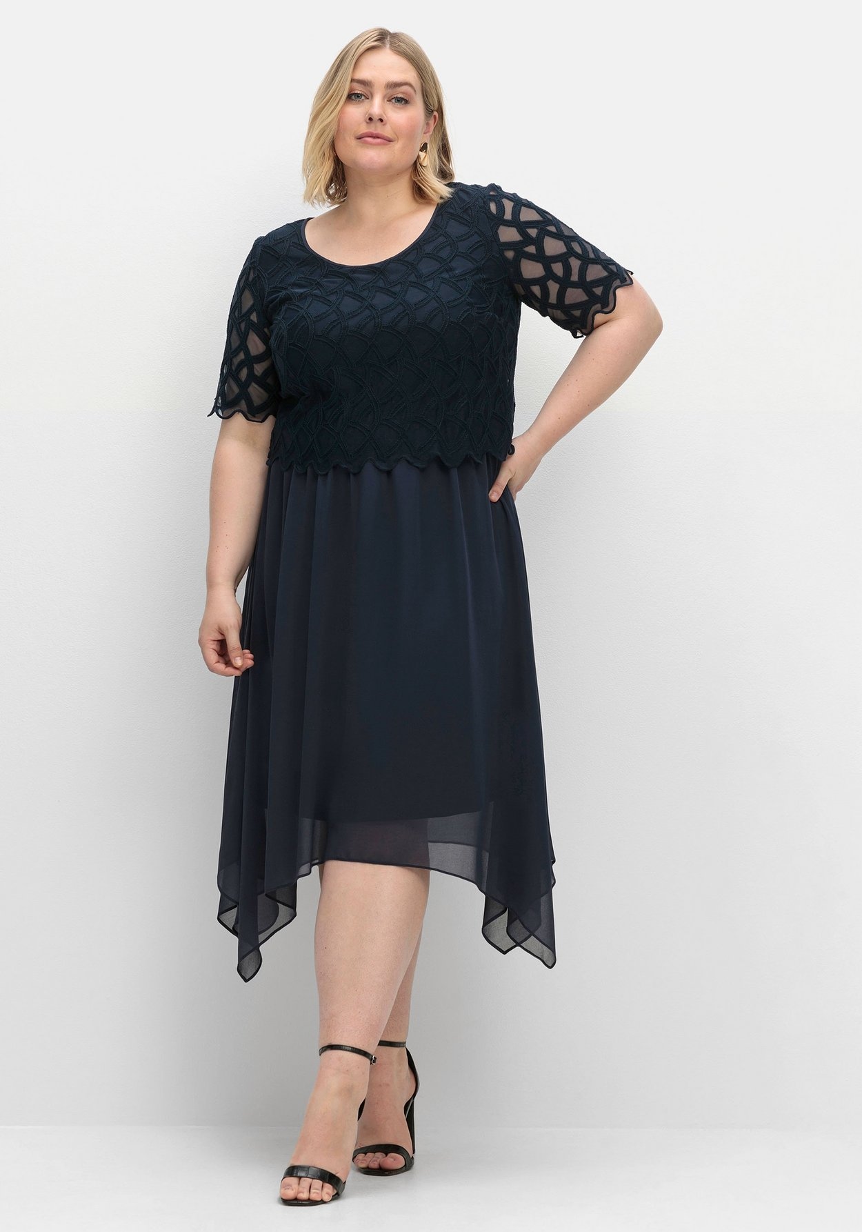 Sheego Abendkleid »Cocktailkleid aus Chiffon aus Chiffon, mit Zierbortenstickerei«