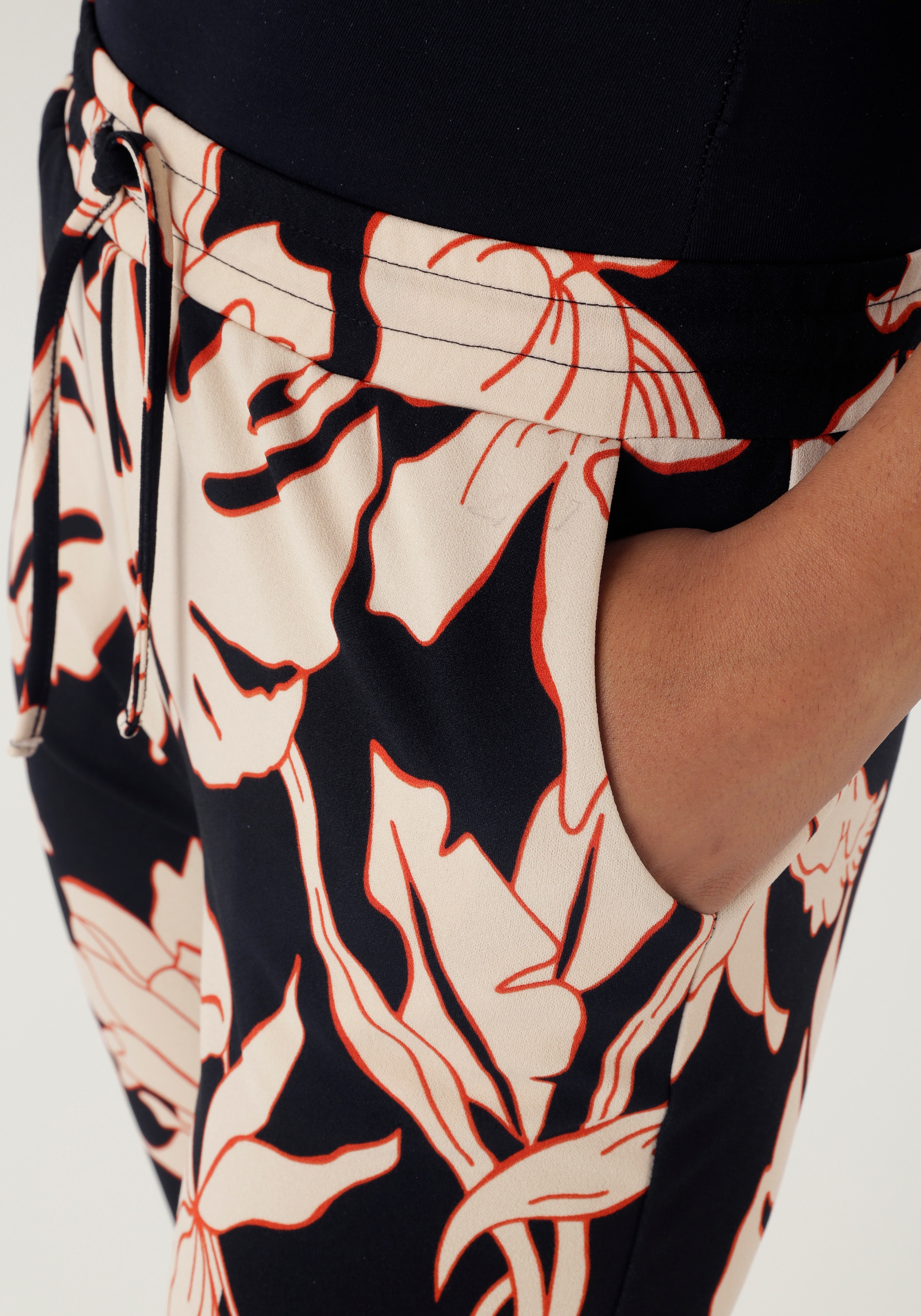 Aniston SELECTED Schlupfhose, mit großflächigem und abstraktem Blumenmuster