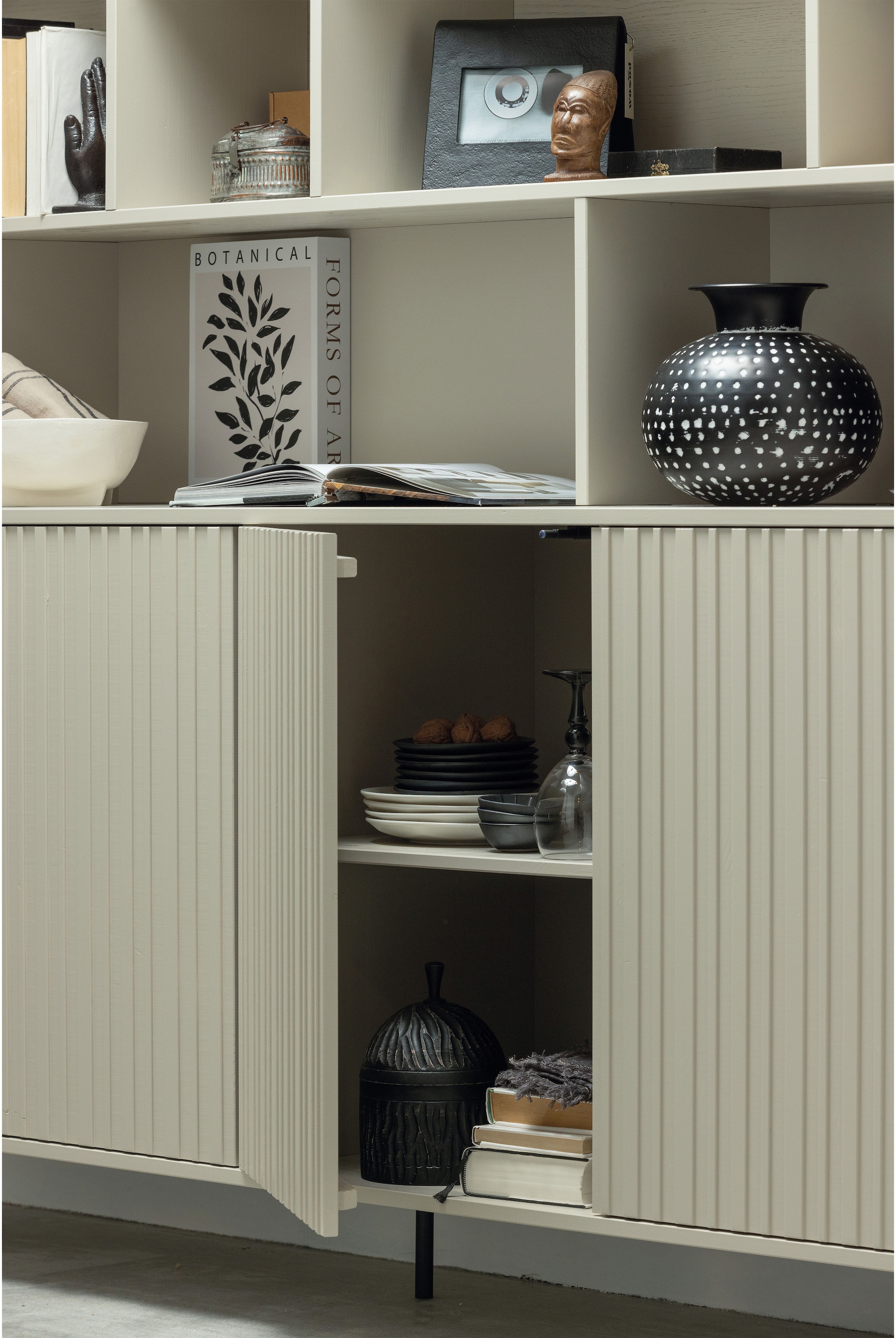 WOOOD Lowboard »WOOOD NEW GRAVURE KOMMODE 200 CM KIEFER DUST [fsc]« New Gravure Sideboard von WOOOD, elegantes Design und viel Stauraum