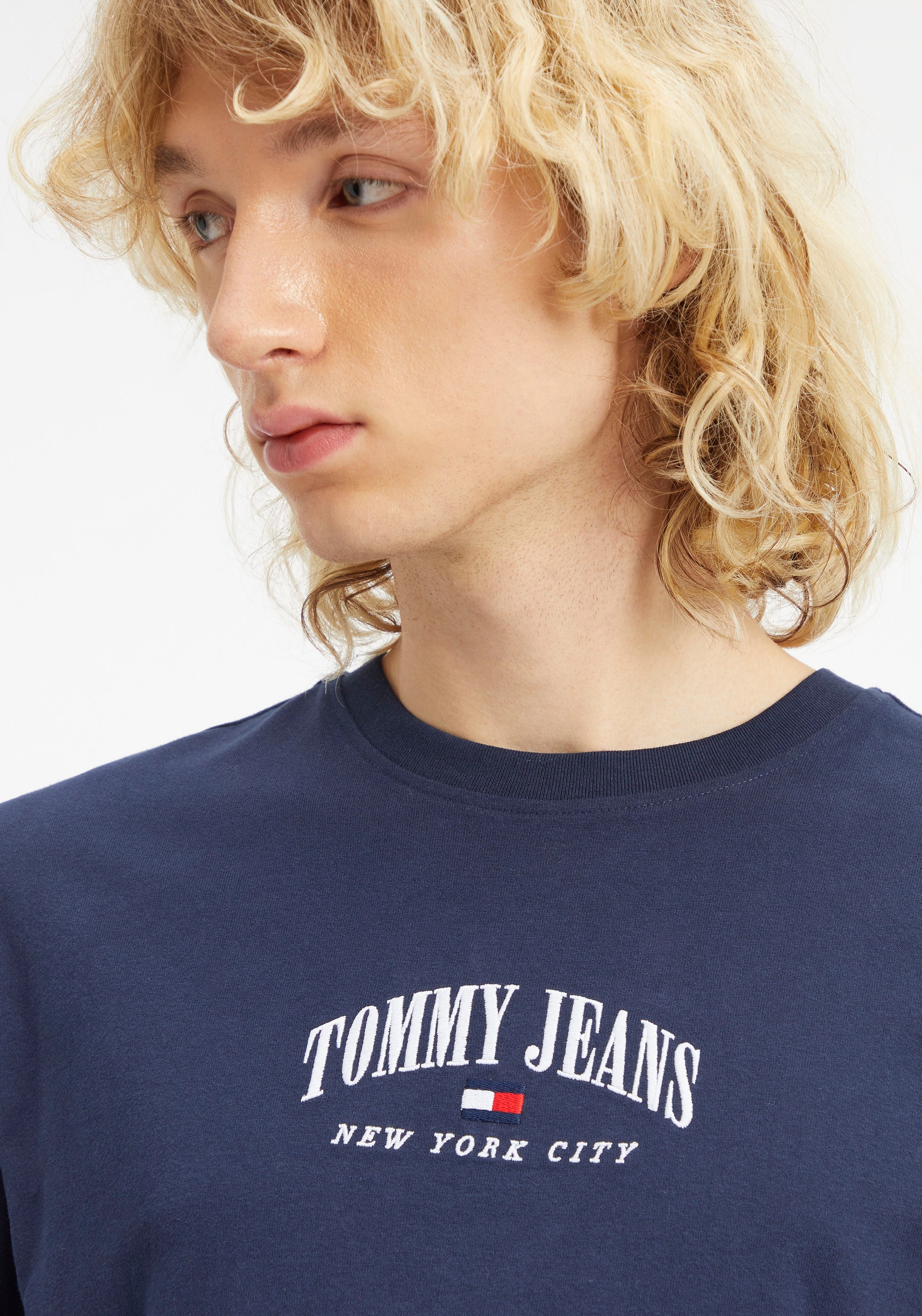 CLSC TEE«, SMALL T-Shirt Jeans mit »TJM ♕ Tommy Logostickerei bei VARSITY