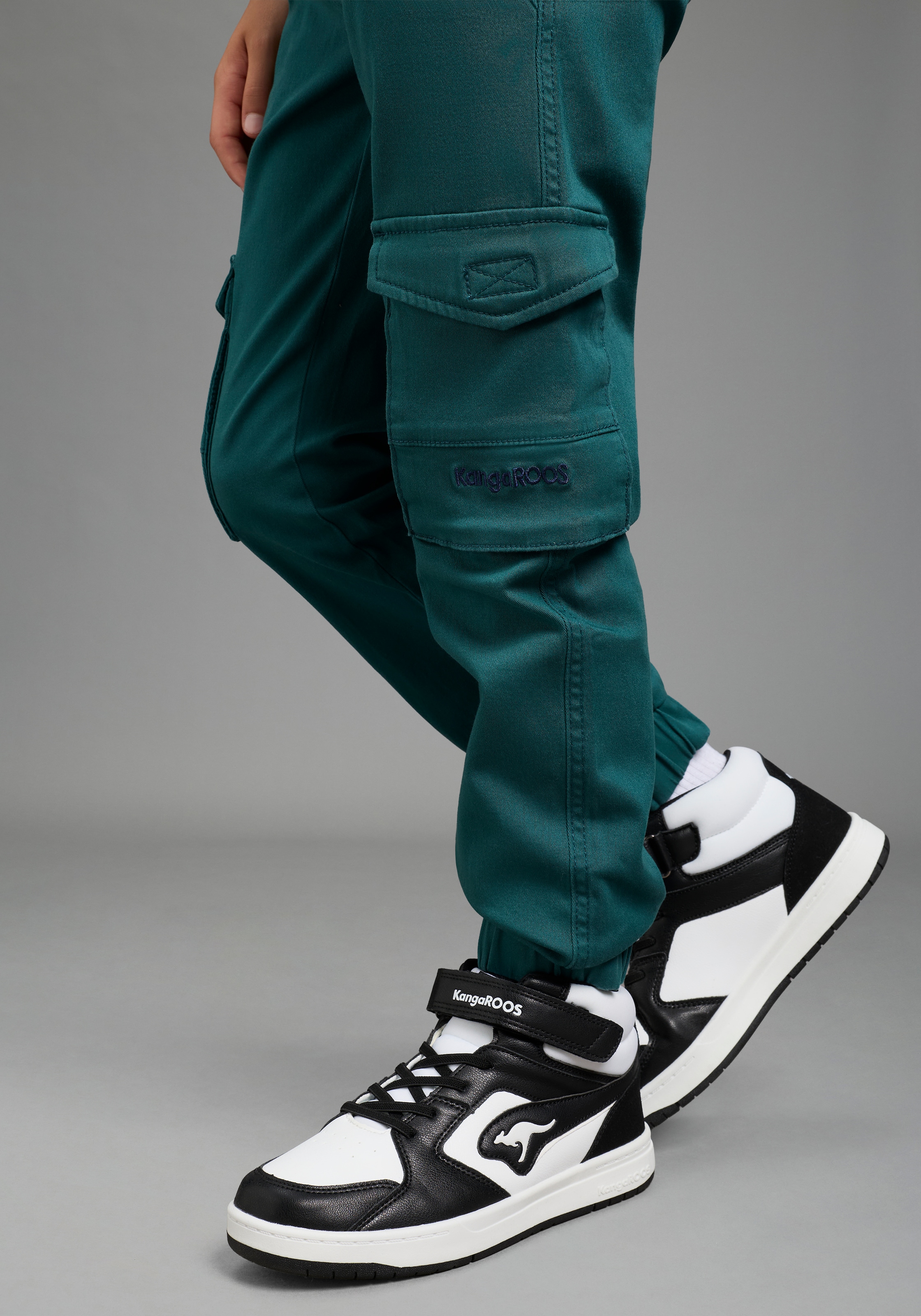 KangaROOS Cargohose »Hose mit Cargotaschen und KangaROOS Stickerei«  Cargohose mit Logo-Stickerei