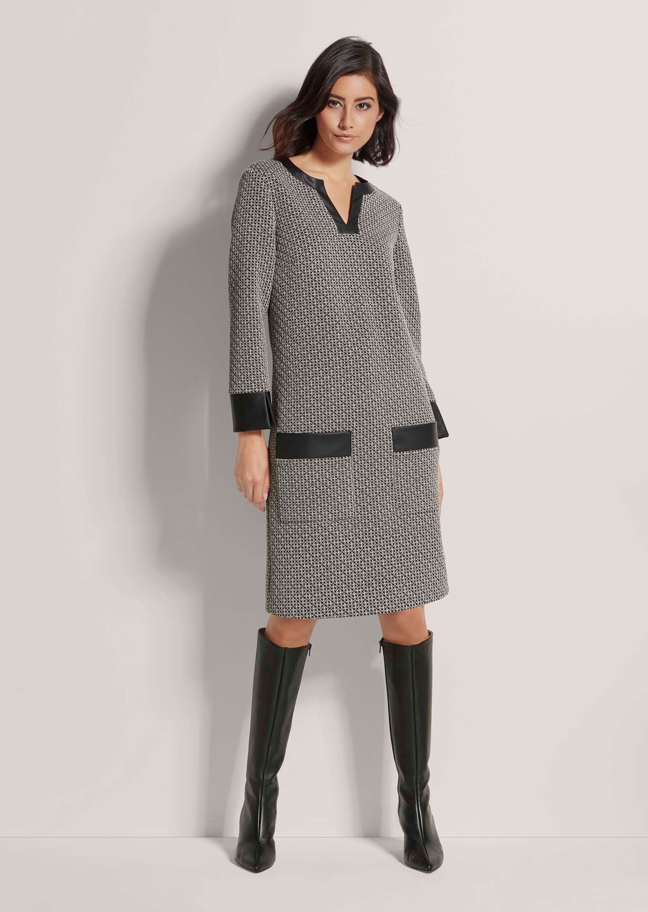 MADELEINE Sommerkleid »Etuikleid Modernes Cocktail-Kleid, Rundhals mit V-Schlitz«