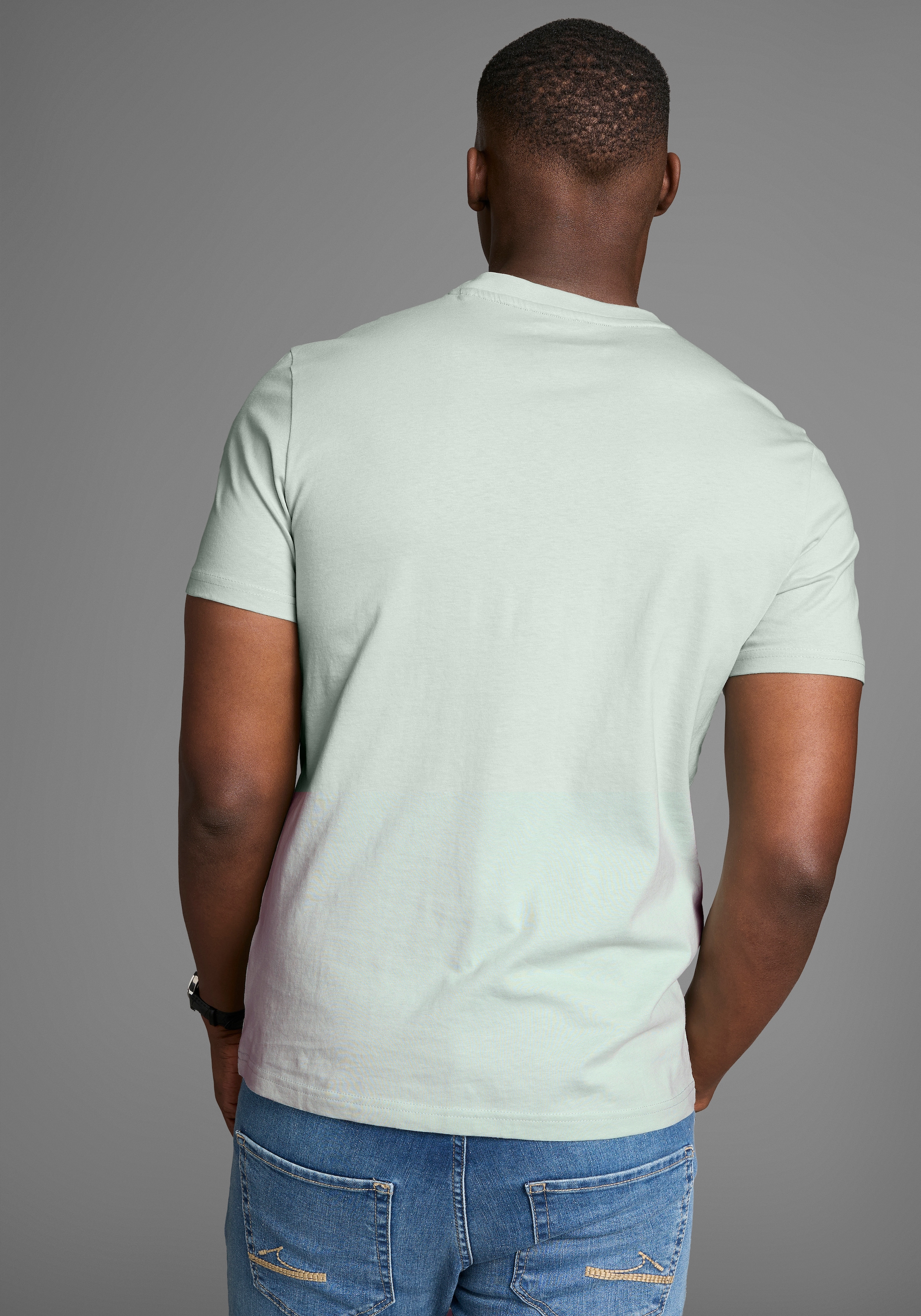 DELMAO T-Shirt mit dezentem Logo-Schriftzug im Club-Design