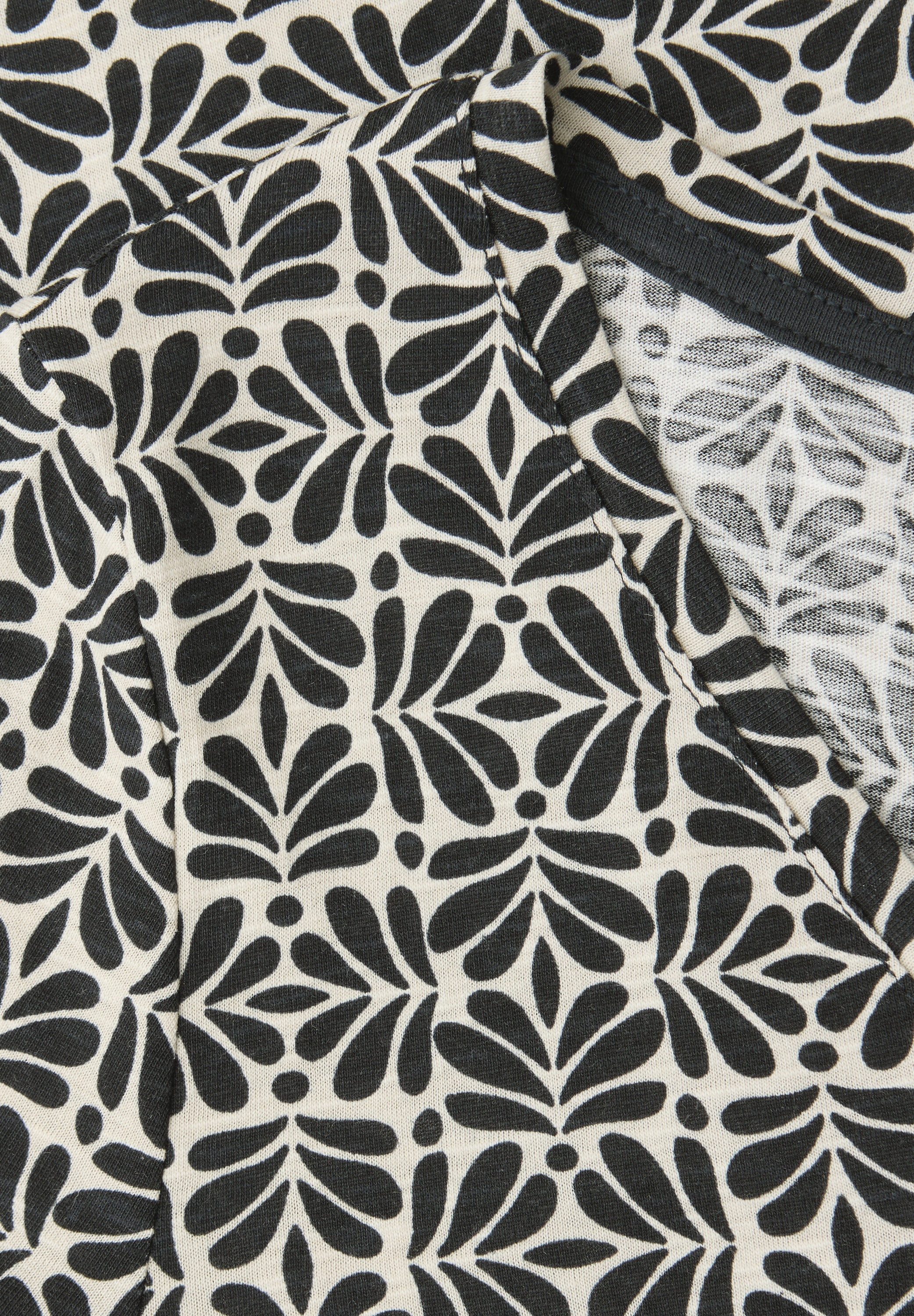 STREET ONE Kurzarmshirt »Style Gerda« fein gemustert, mit gerundetem V-Neck