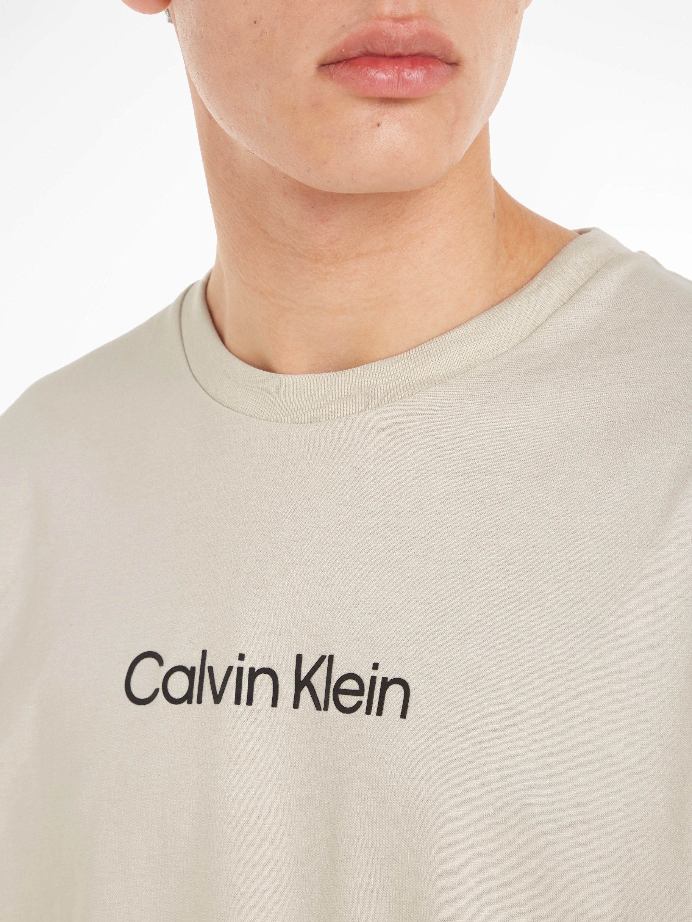 mit »HERO ♕ aufgedrucktem Markenlabel Klein T-SHIRT«, COMFORT T-Shirt LOGO Calvin bei