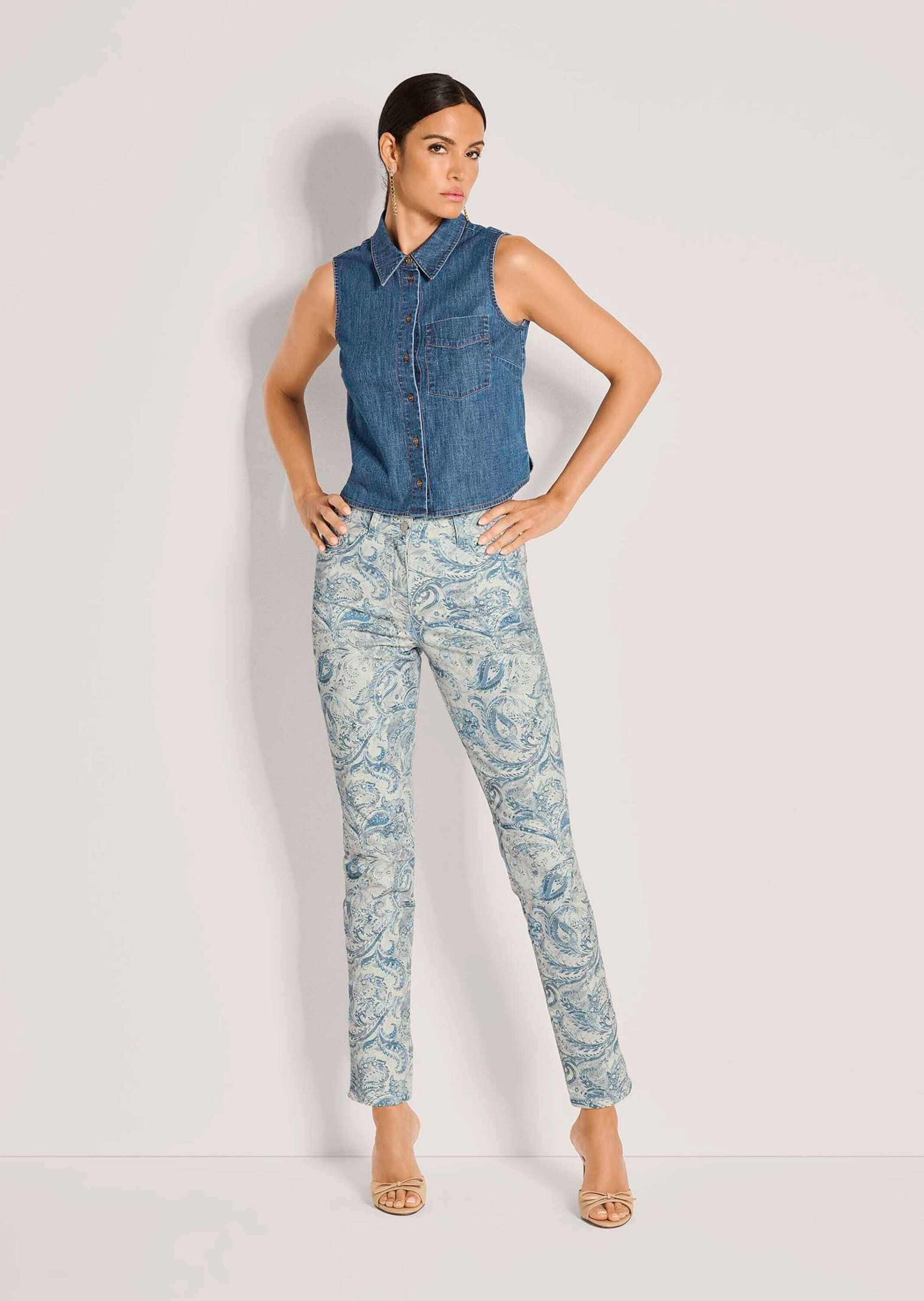 MADELEINE Hemdbluse »Jeansbluse Modernes Denimtop mit Hemdkragen« Bluse mit Brusttasche und Rücken länger als Vorderteil