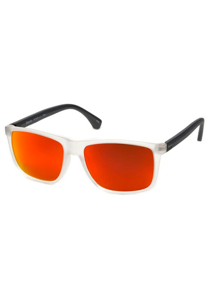 mit Sonnenbrille, einer Verspiegelung bei Bench. orangefarbenen
