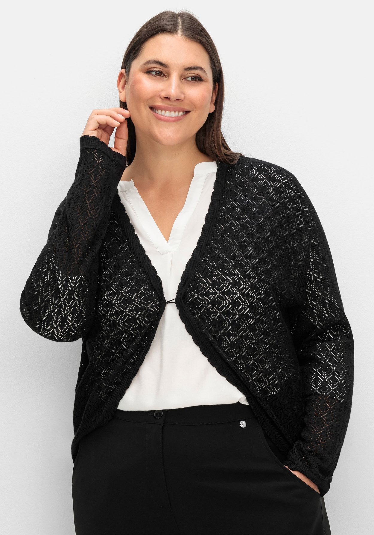 Sheego Strickjacke »Kurze Ajour-Strickjacke mit leicht transparentem Ajourstrickmuster«, mit...