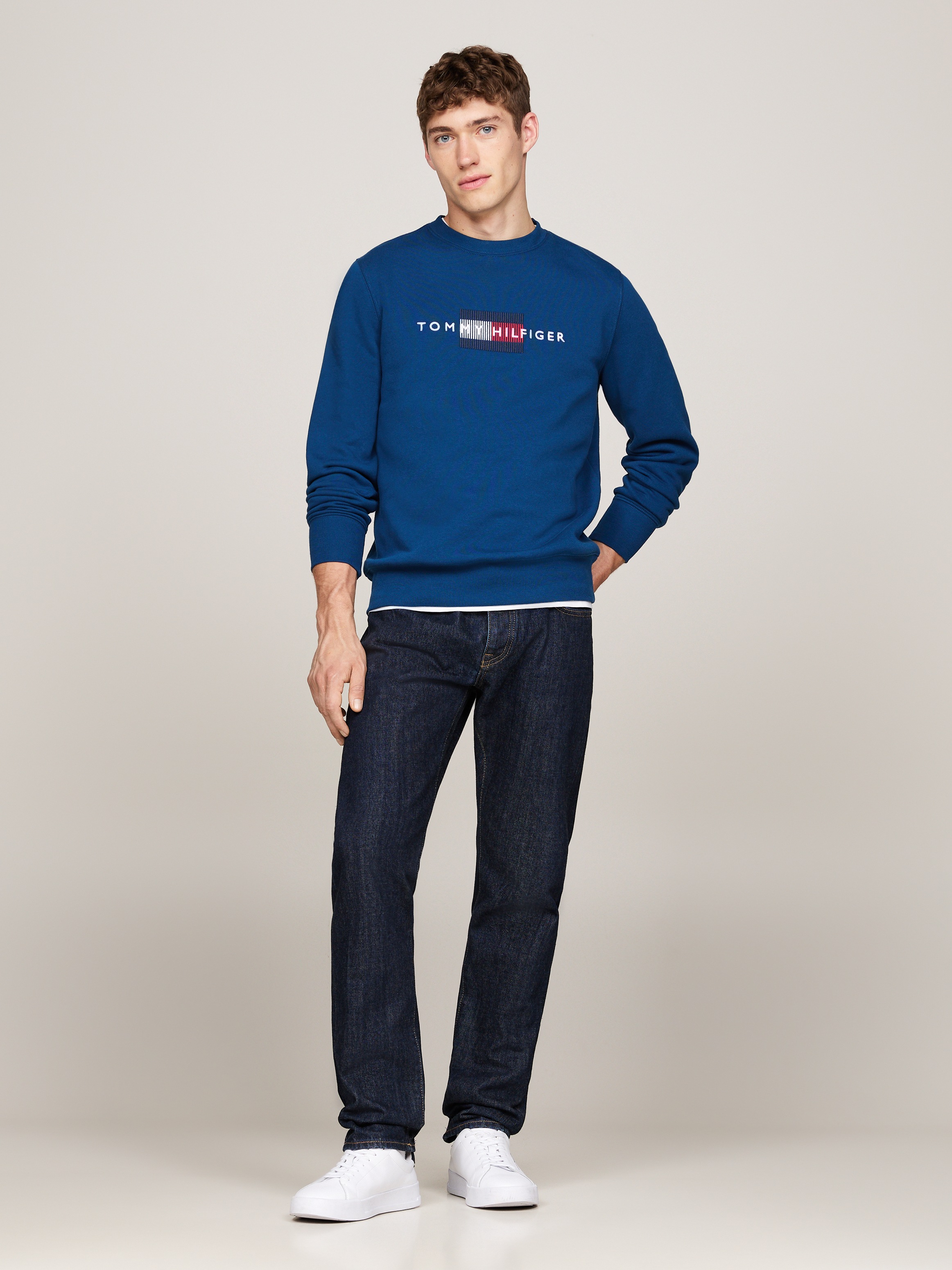 Tommy Hilfiger Sweatshirt »HILFIGER FLAG EMBRO SWEATSHIRT«, mehrfarbige Stickerei auf der Brust