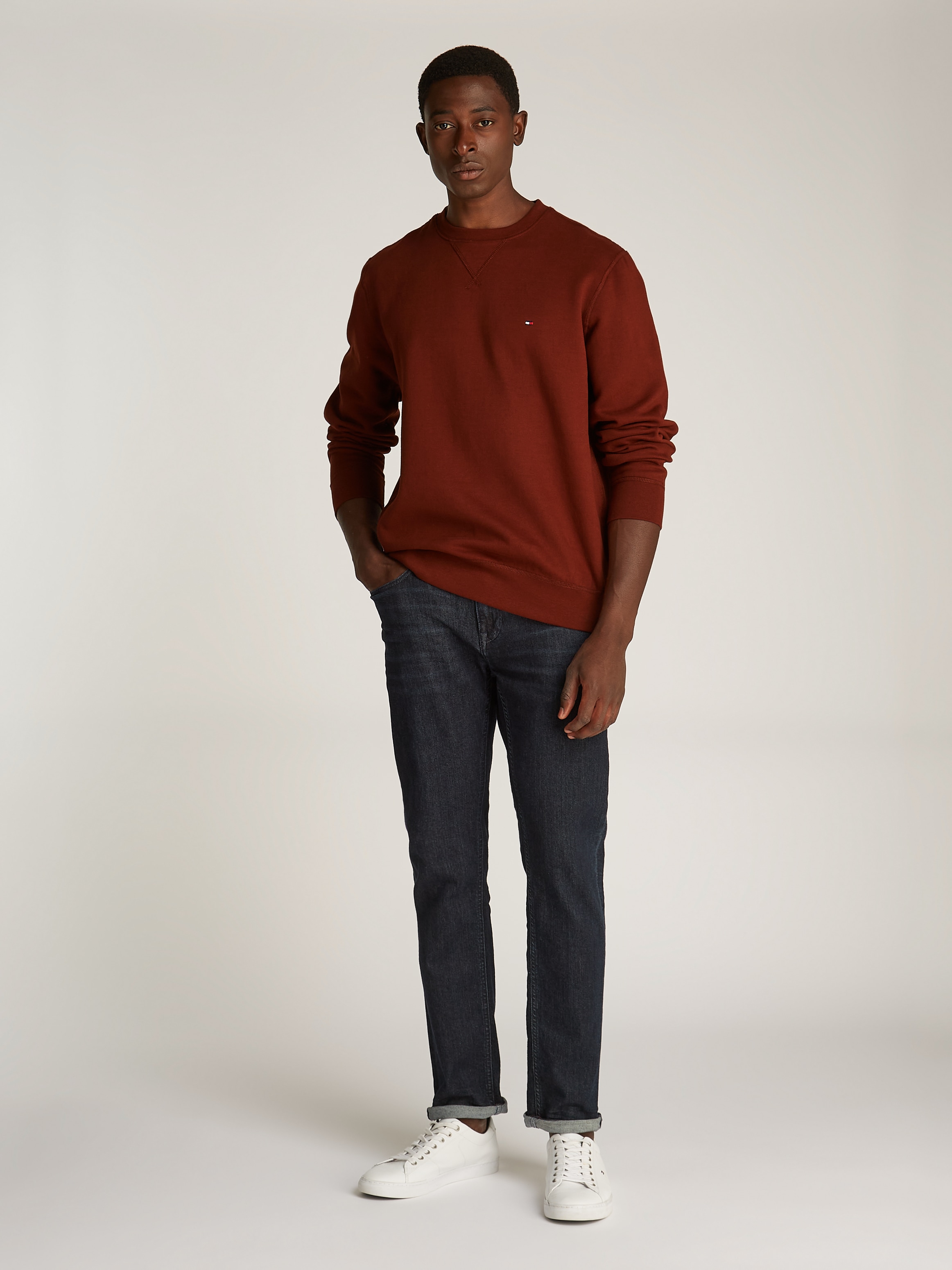 Tommy Hilfiger Sweatshirt »ESS SEASONAL FLEECE CREWNECK«, mit Logostickerei