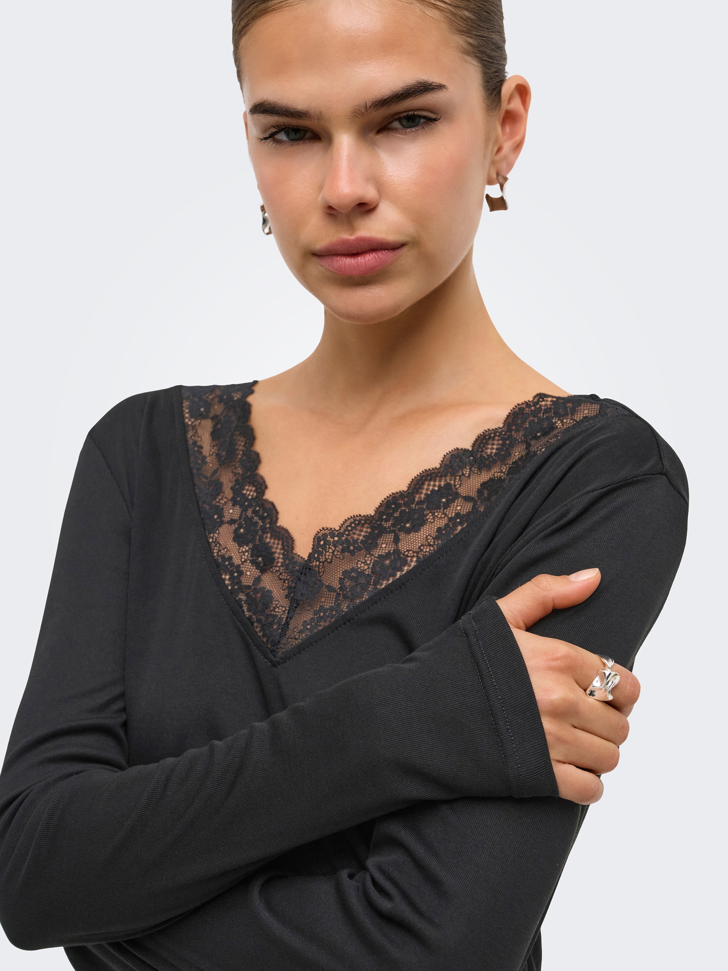 ONLY Langarmshirt »ONLIDA L/S V NECK LACE TOP CS JRS« Viskosemischung, regular fit
