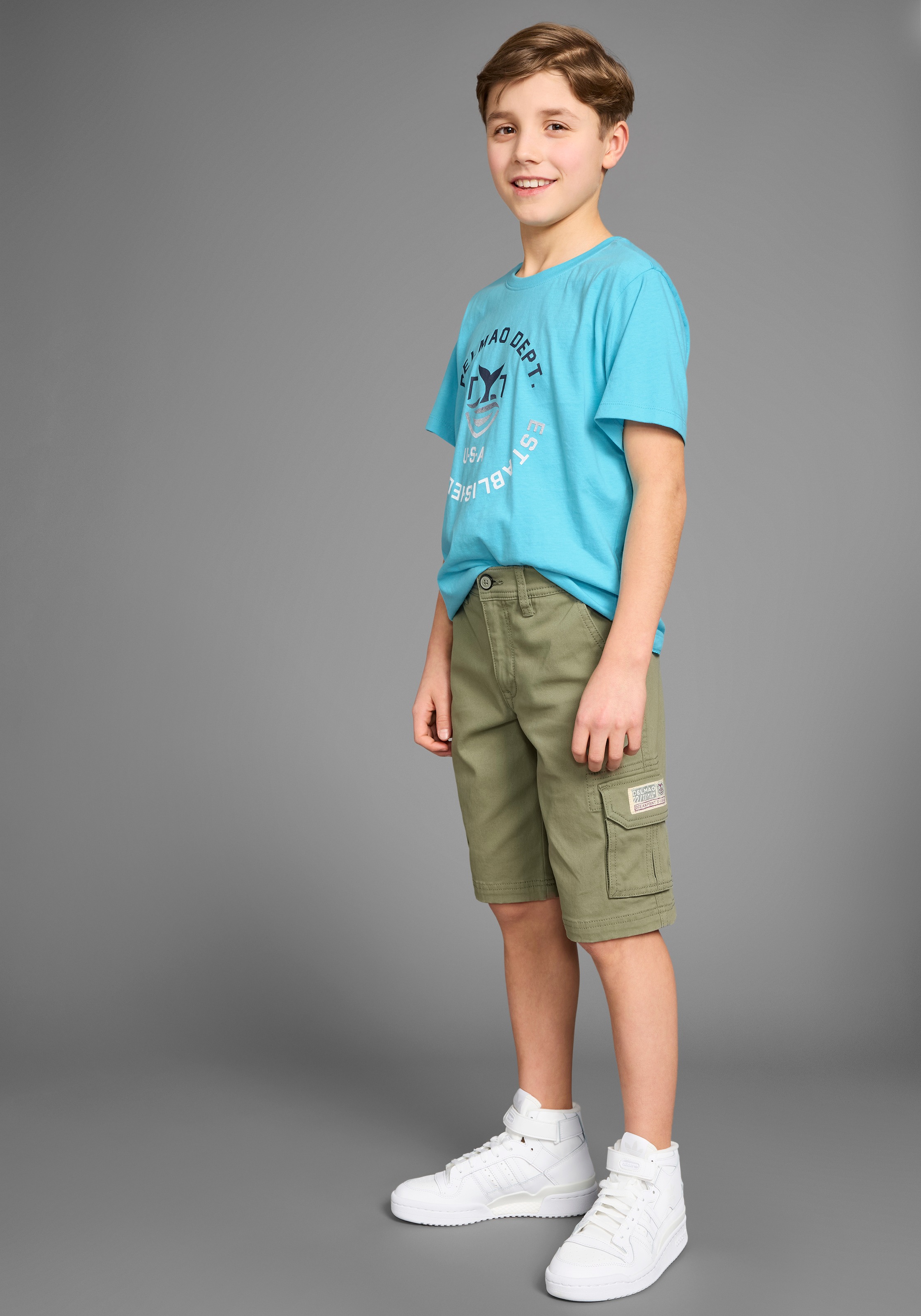 DELMAO T-Shirt »mit Logo-Print für Jungen«, Kurzarm, Basic-Passform, mit Logodruck, Rundhalsausschnitt