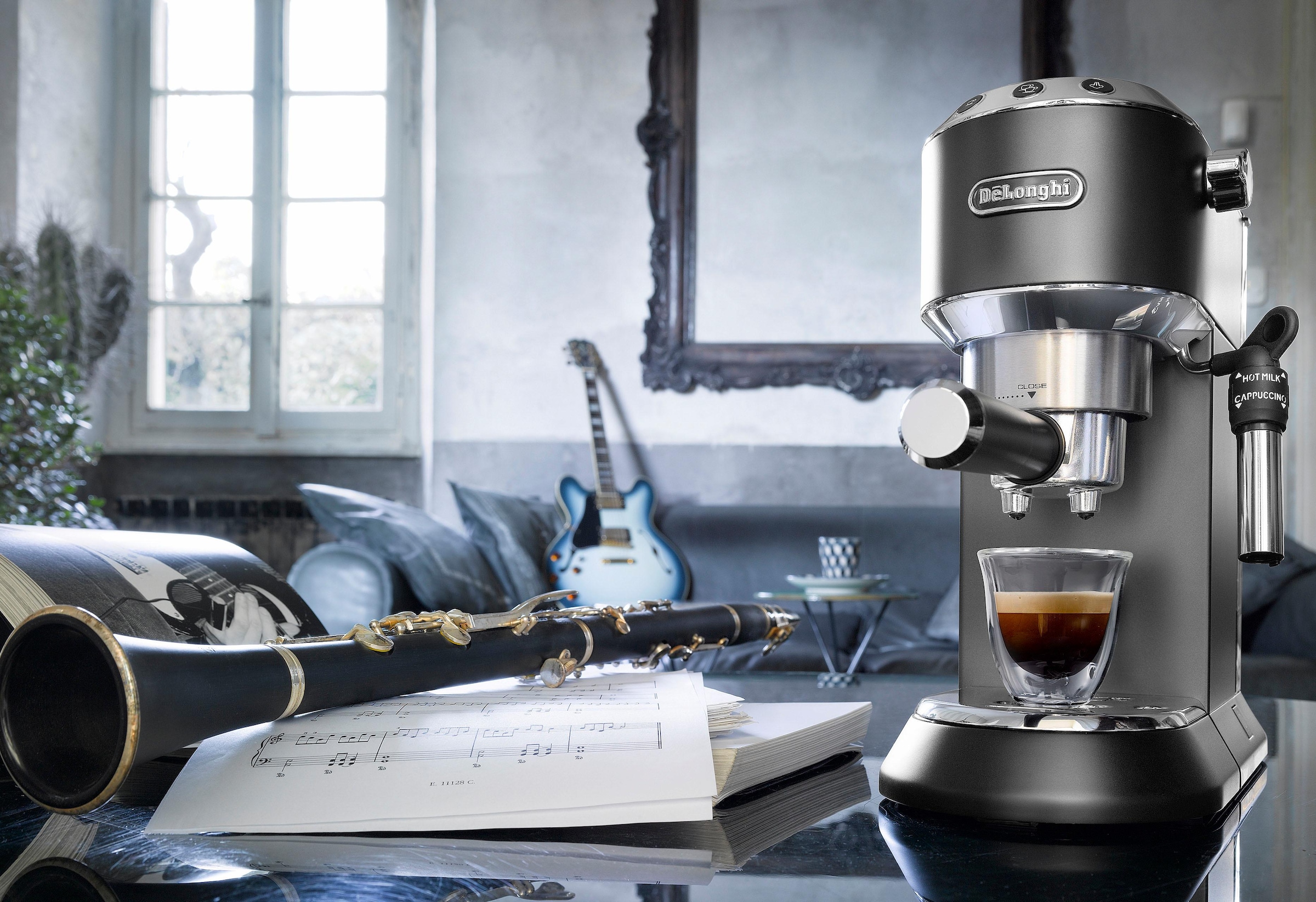 De'Longhi Siebträgermaschine »Dedica Style EC 685.B«, 1350 Watt, 15 Bar