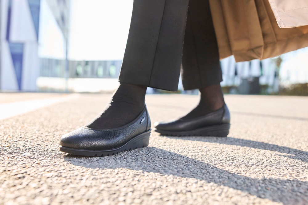 Rieker Keilpumps  Ballerina, Schlupfschuh, Slipper mit leichter Struktur im Obermaterial