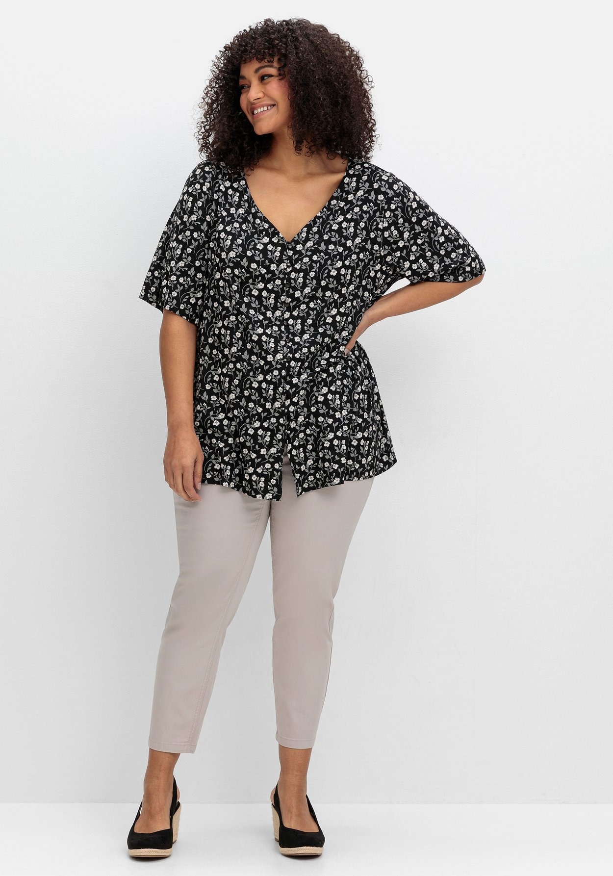 Sheego T-Shirt »Shirt mit Blümchenprint und Knopfleiste«