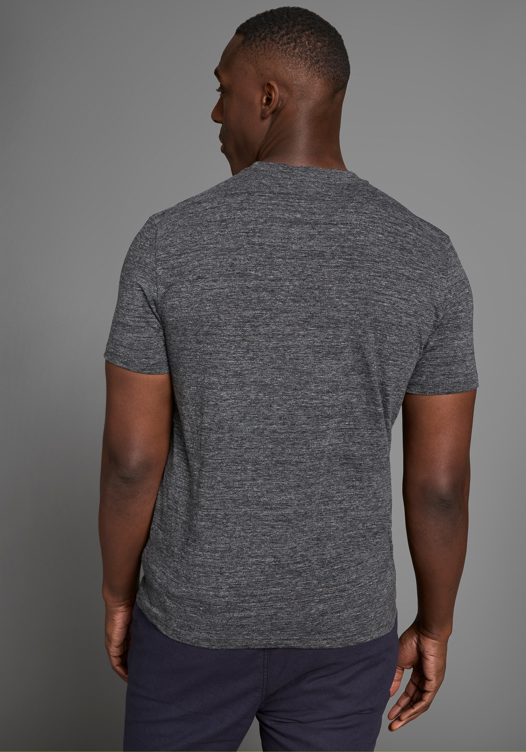 DELMAO T-Shirt Packung, 2-er Pack,  in hochwertiger Melange-Optik mit dezenter Logo-Stickerei