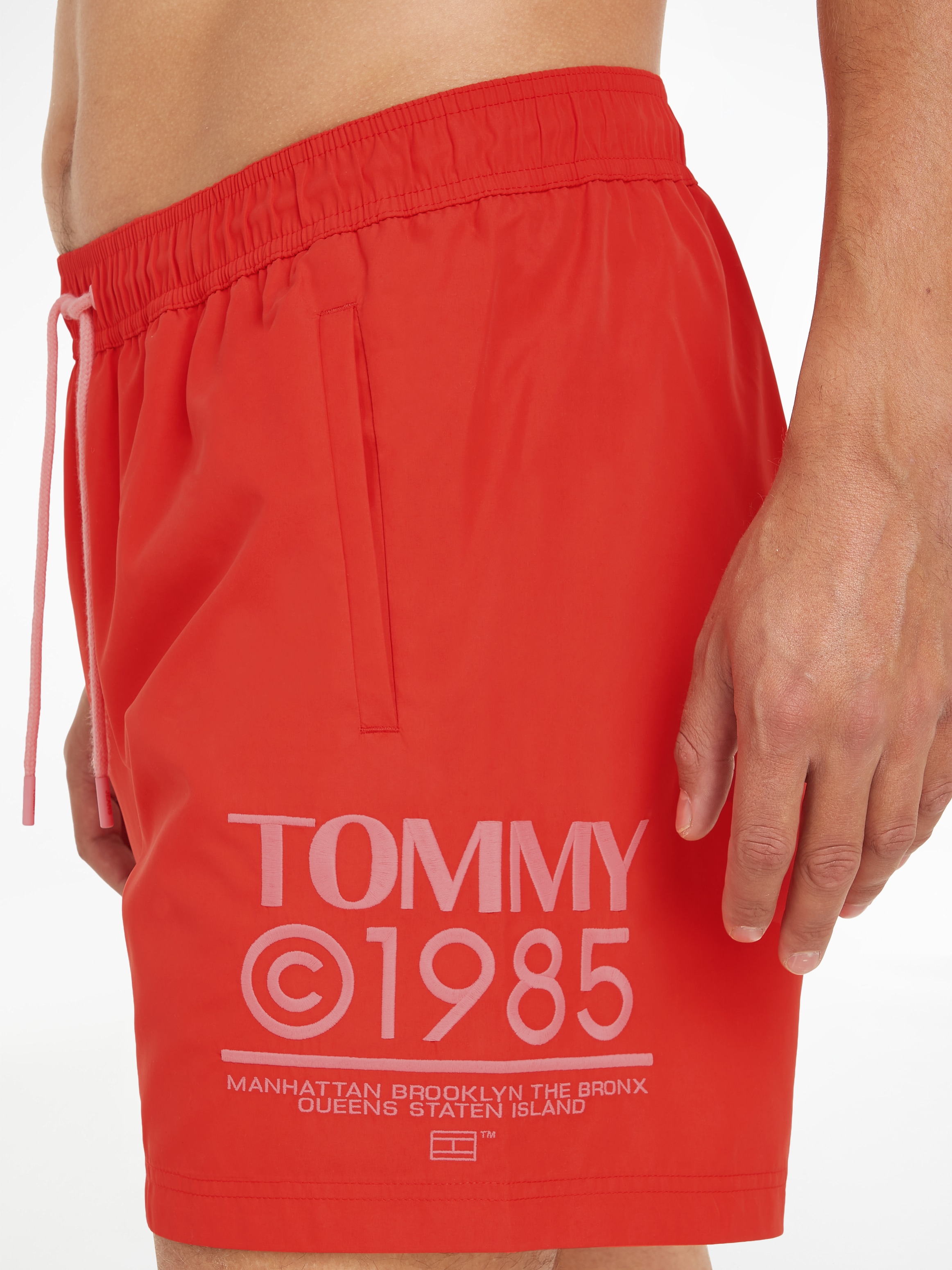Tommy Hilfiger Swimwear Badeshorts »SF MEDIUM DRAWSTRING«, mit kultigem Logoschriftzug