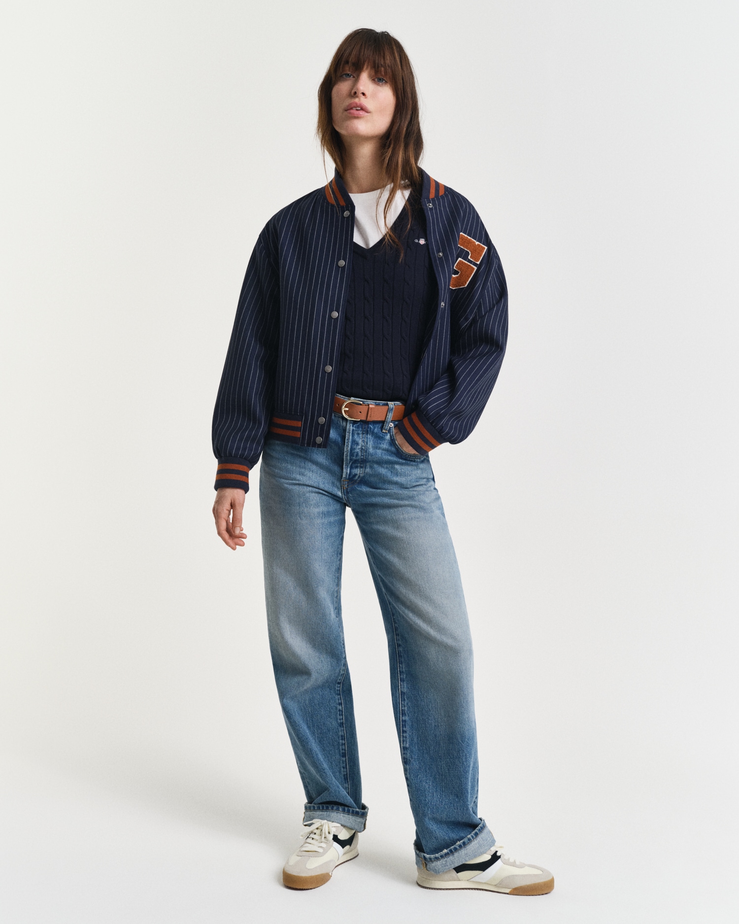 Gant Strickpullover »STRETCH COTTON CABLE V-NECK« mit Logostickerei auf der Brust