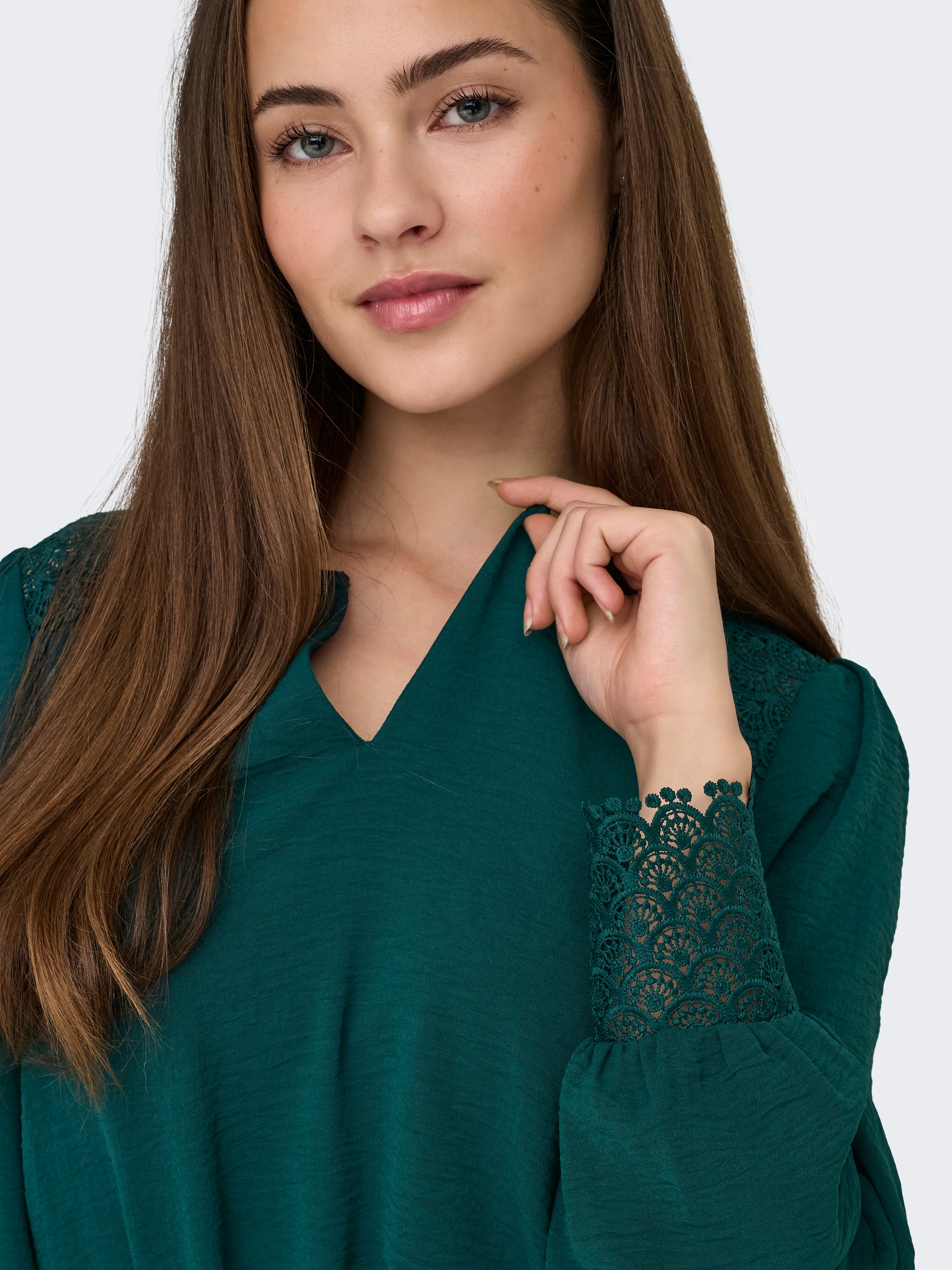 ONLY Langarmbluse »ONLCERENA METTE L/S LACE VNECK TOP WVN« Kunstfaser, regular fit, V-Ausschnitt