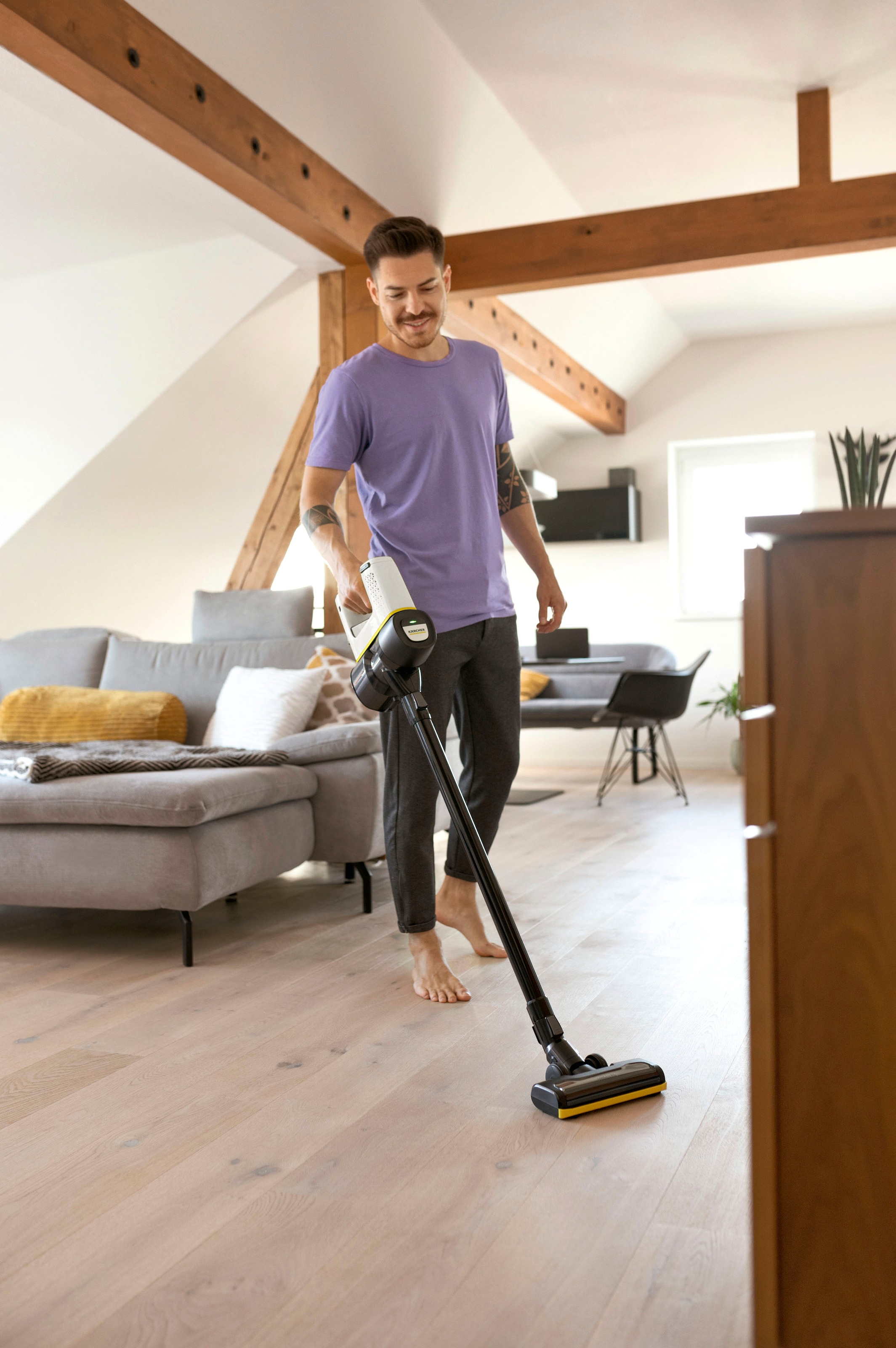 KÄRCHER Akku-Bodenstaubsauger »VC 4 CORDLESS MYHOME«, 2 Saugstufen, Laufzeit: 30 min., Wandhalterung, Boden- und Fugendüse