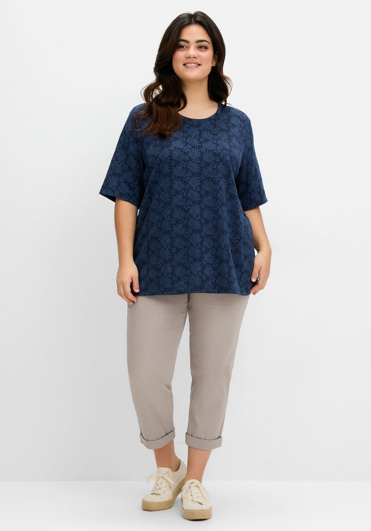 Sheego T-Shirt »Shirt mit Alloverprint, leicht tailliert«
