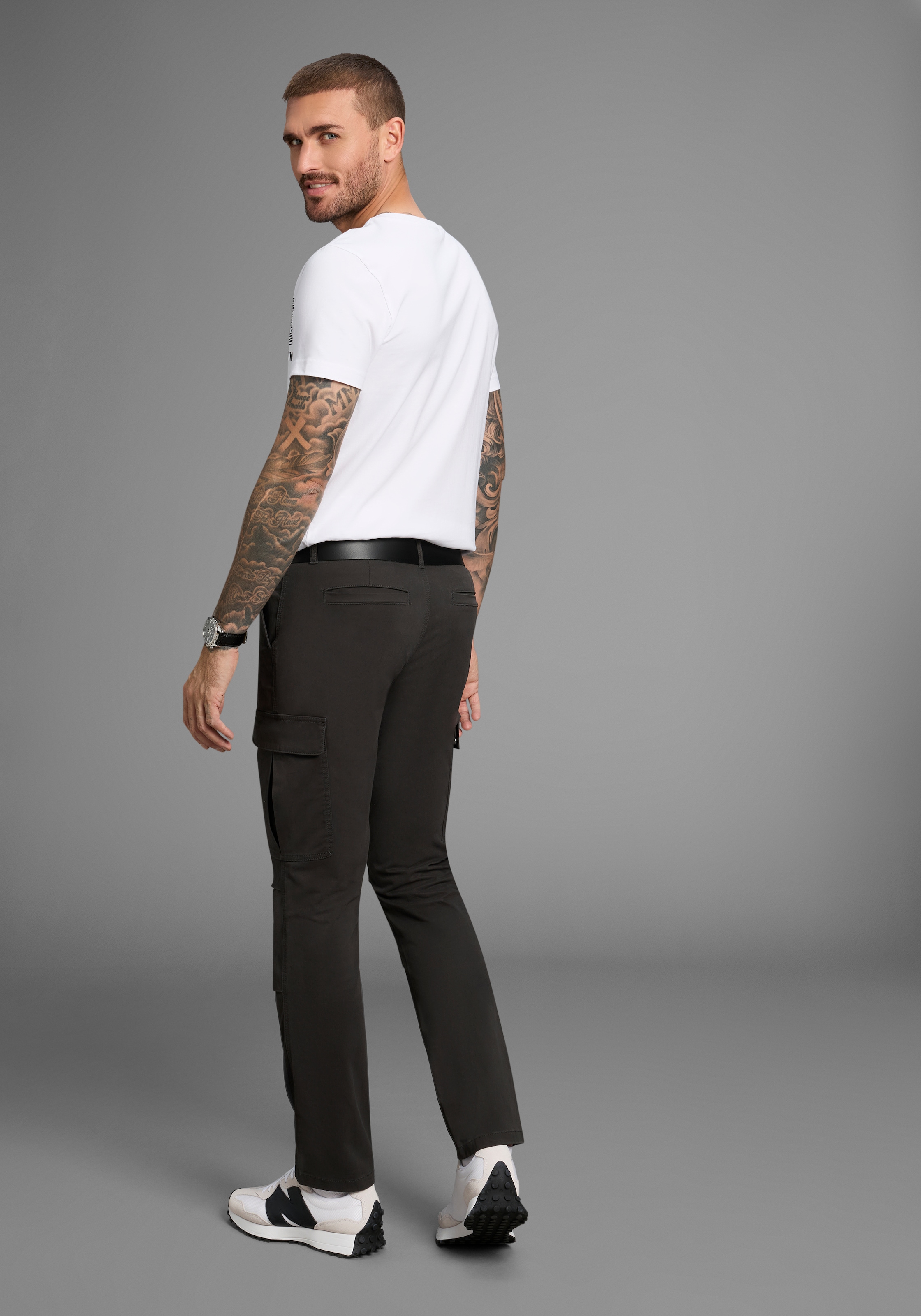 Bruno Banani Cargohose  moderne Passform, eng anliegende Cargotaschen