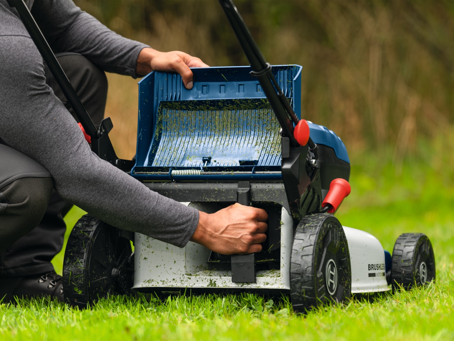 Bosch Professional Akkurasenmäher »GRA18V2-46SP« Selbstfahrend für bequemes und müheloses Mähen