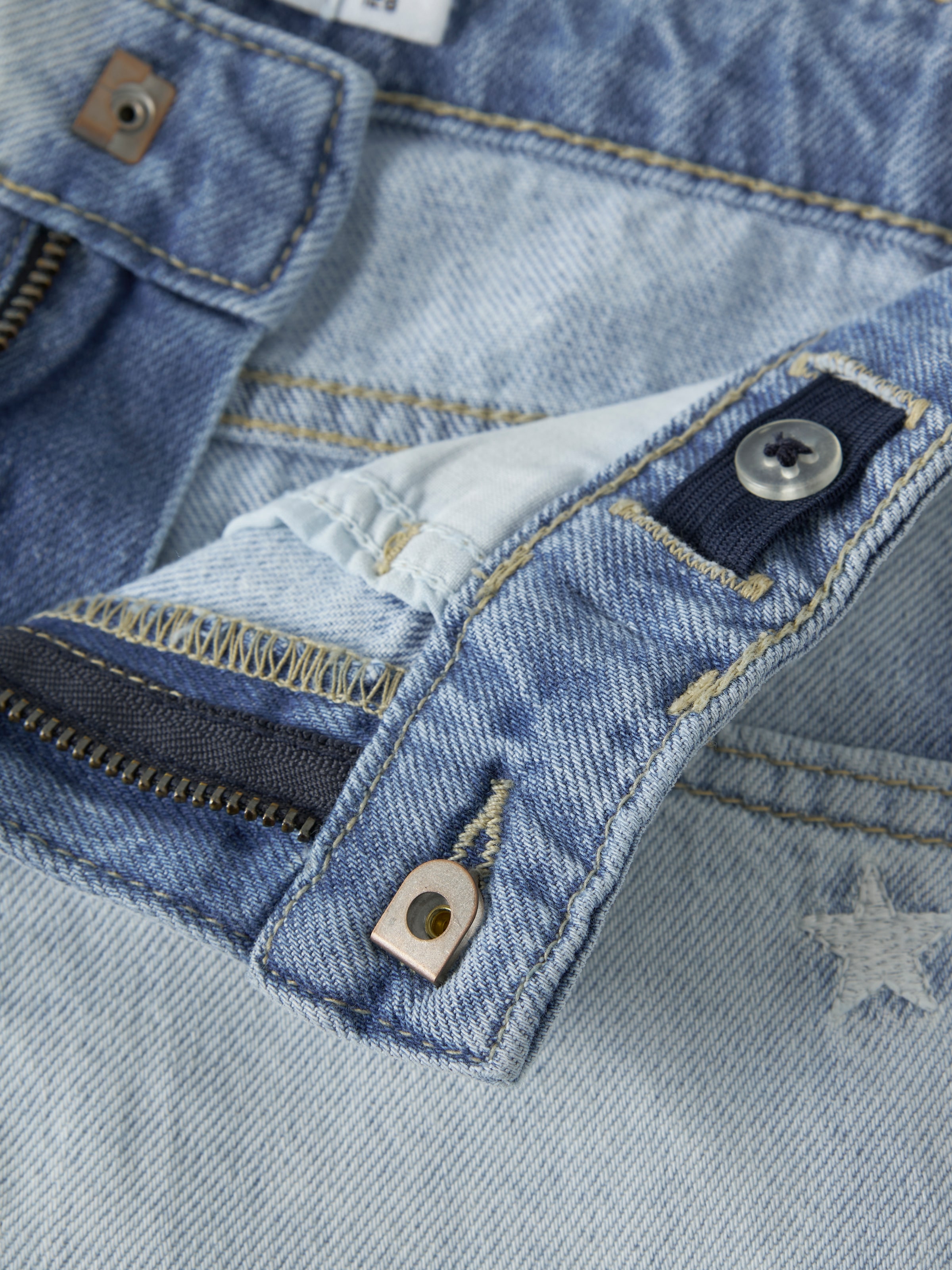 Name It Jeansshorts »NKFBELLA REG DNM SHORTS 3674-BE NOOS« Baumwolle, verstellbarer Bund, bestickte Details