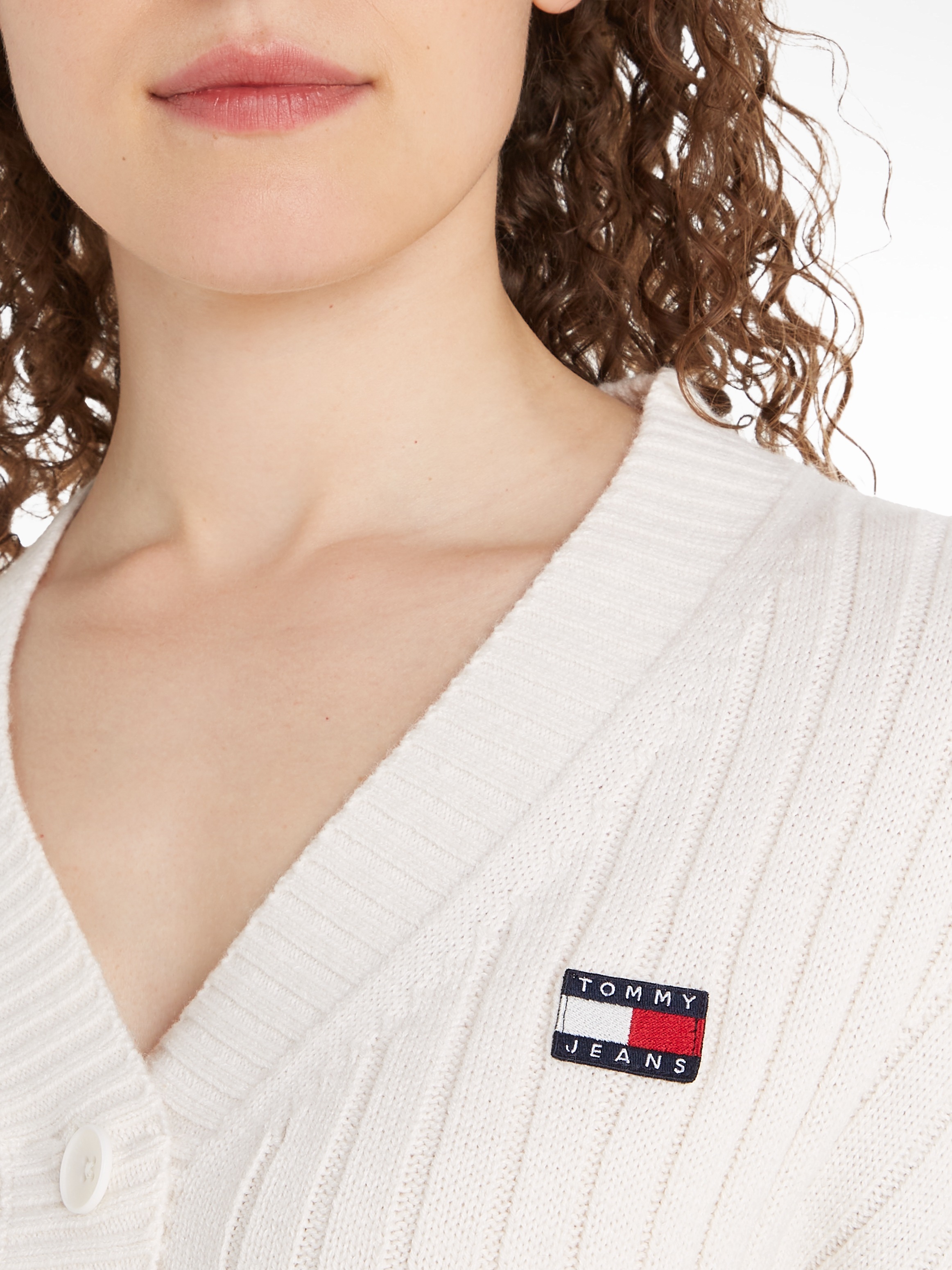 Tommy Jeans Strickjacke »TJW BADGE V-NECK CARDIGAN EXT«, mit Tommy Jeans Logo-Badge