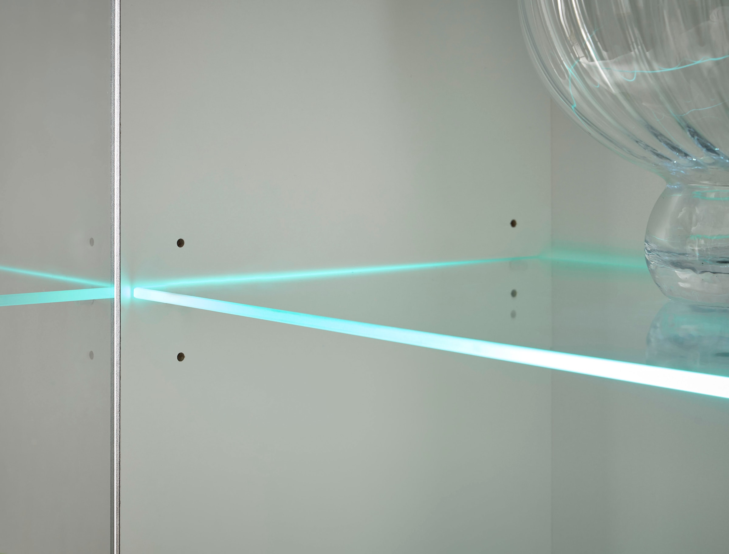 INOSIGN Vitrine »Cantara, Vitrinenschrank in Eiche Evoke oder weiß, Standvitrine«, schwarzer Stangengriff, ausreichend Stauraum, vielseitig einsetzbar