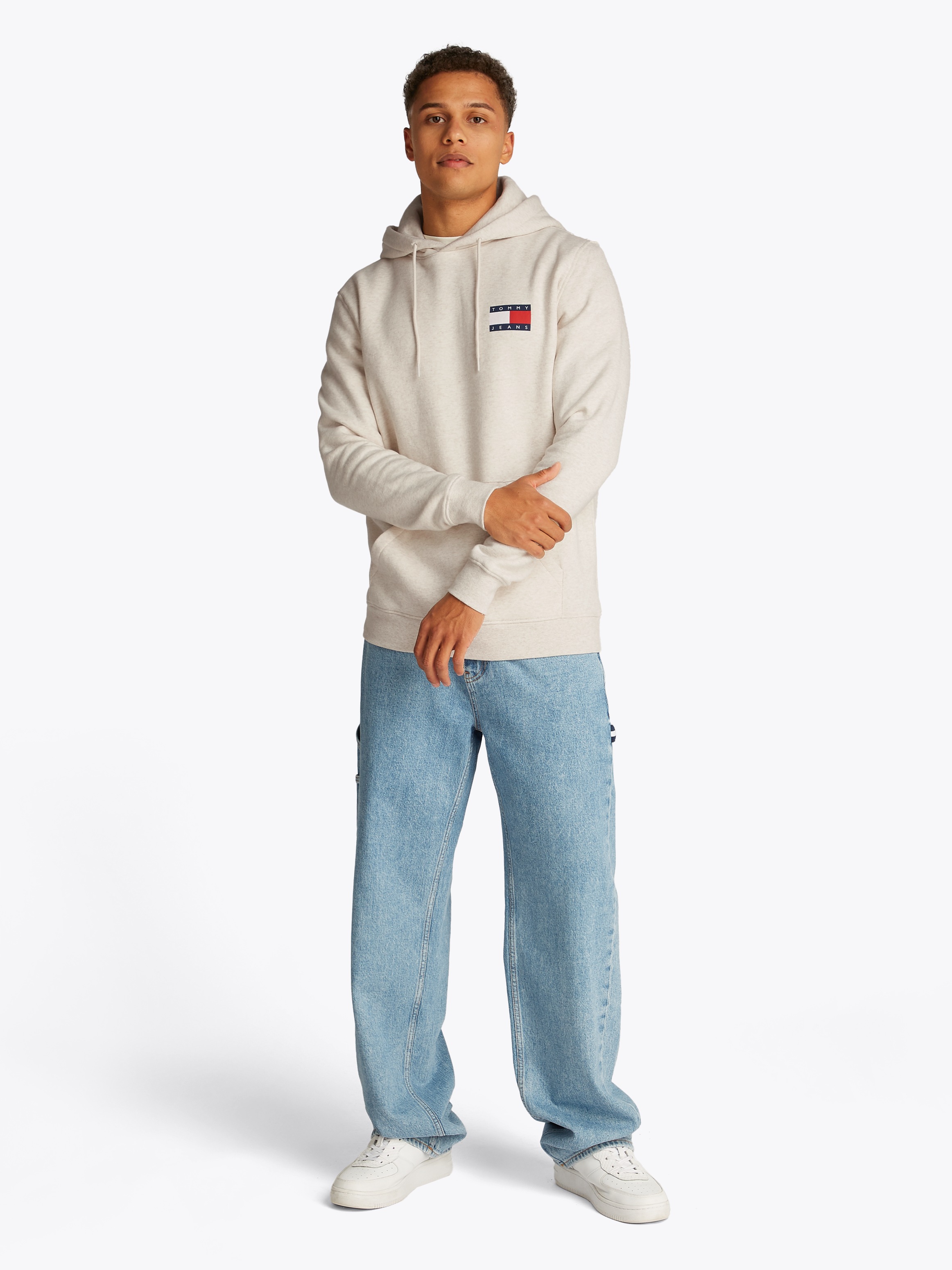 Tommy Jeans Sweatshirt »TJM REG ESSENTIAL FLAG HOOD EXT«, mit bedruckten Markenlogo auf Brusthöhe