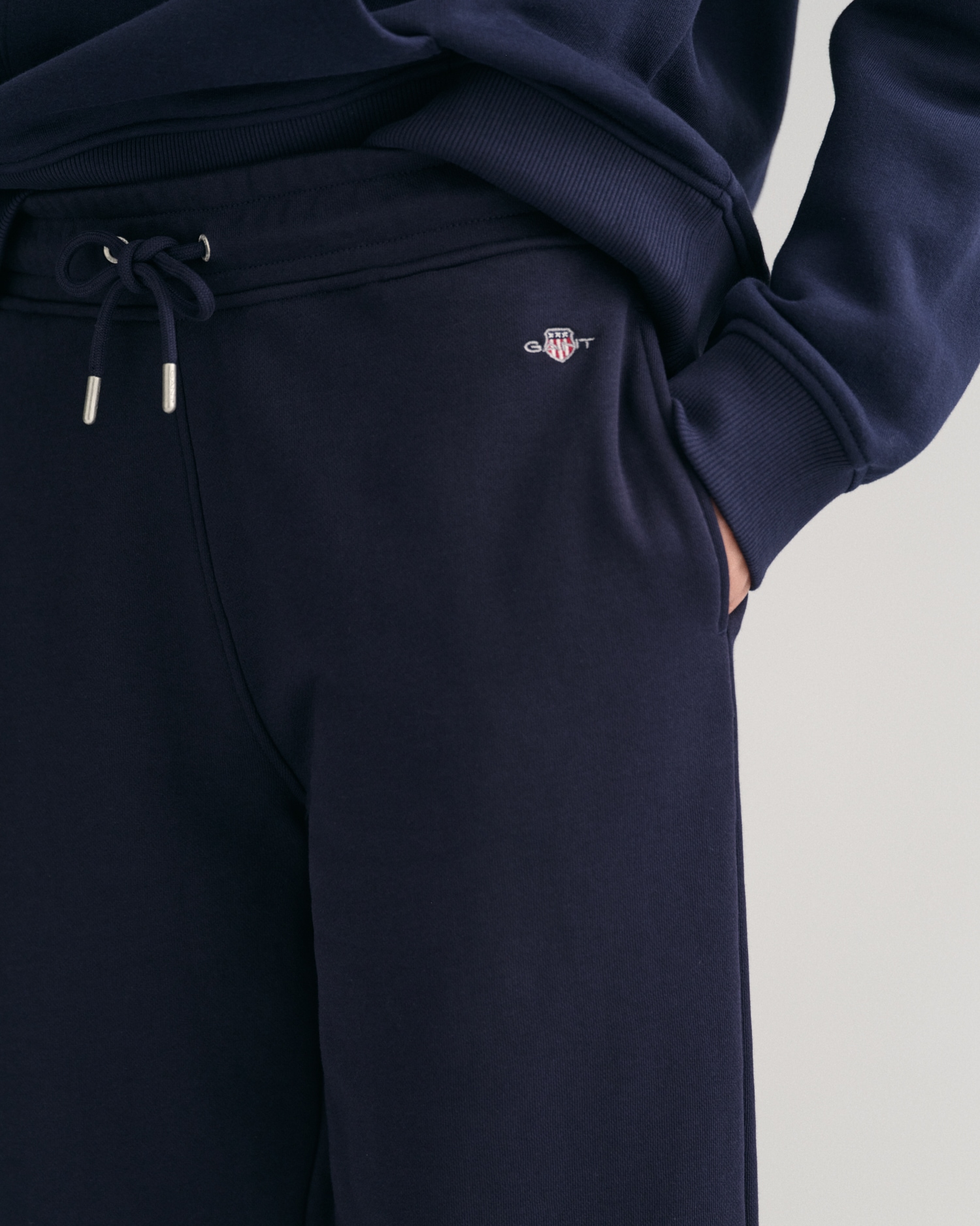 Gant Sweathose »REL SHIELD SWEATPANTS«, mit Logostickerei