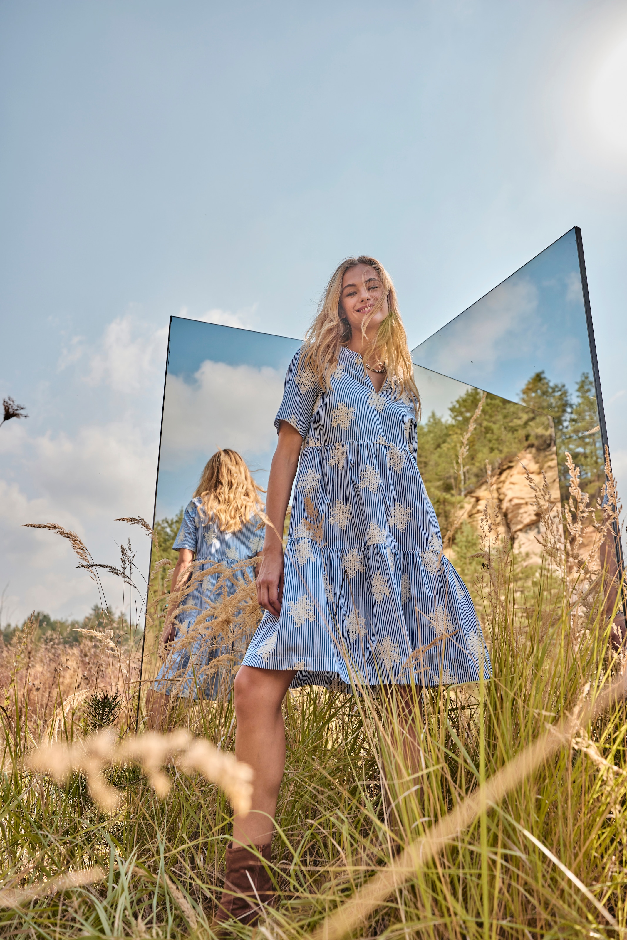 Aniston CASUAL Sommerkleid, gestreift und mit aufwändigen Stickereien verziert