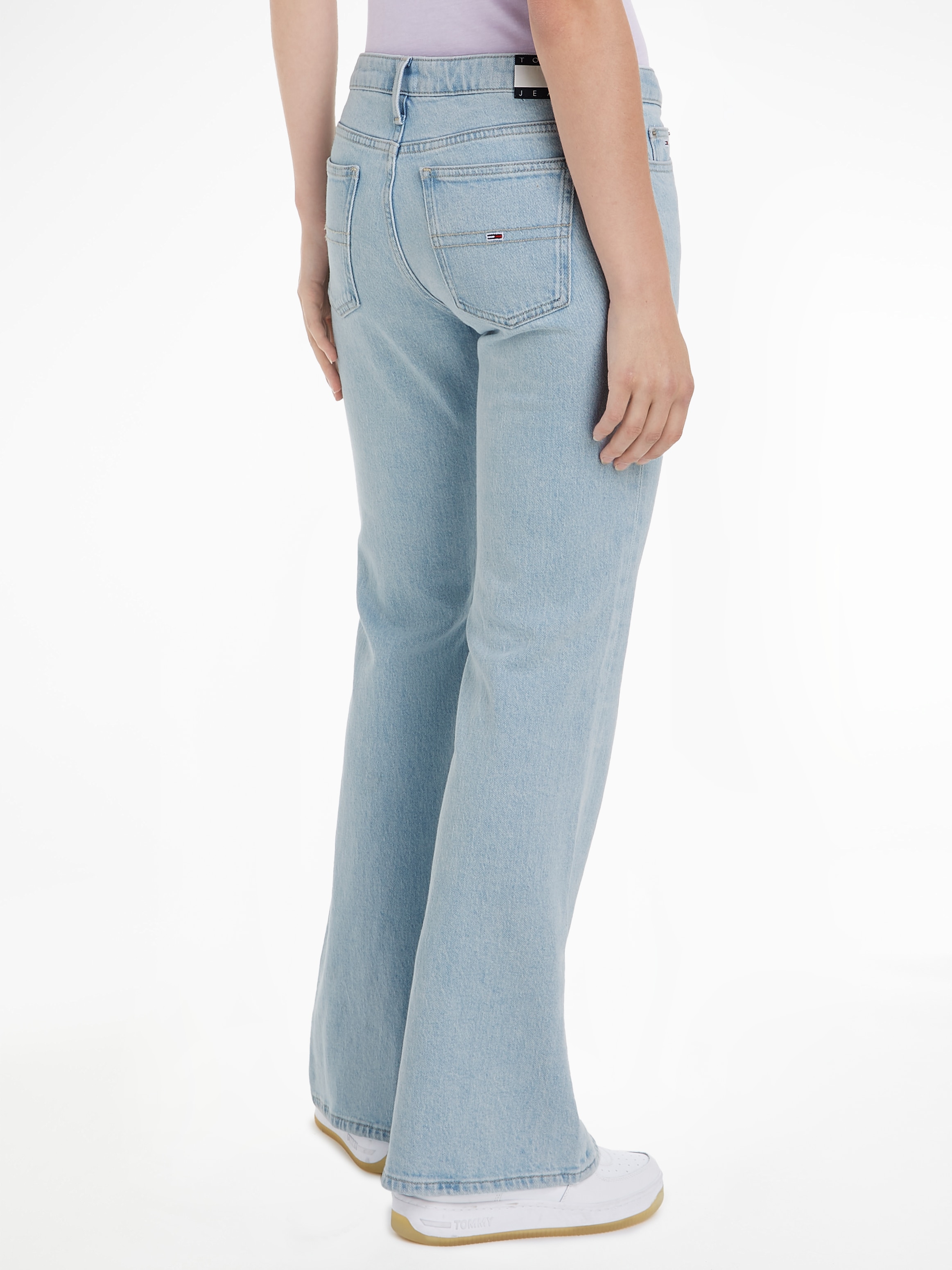 Tommy Jeans Bequeme Jeans »Sophie Low Wais Flare Wide«, mit Ledermarkenlabel