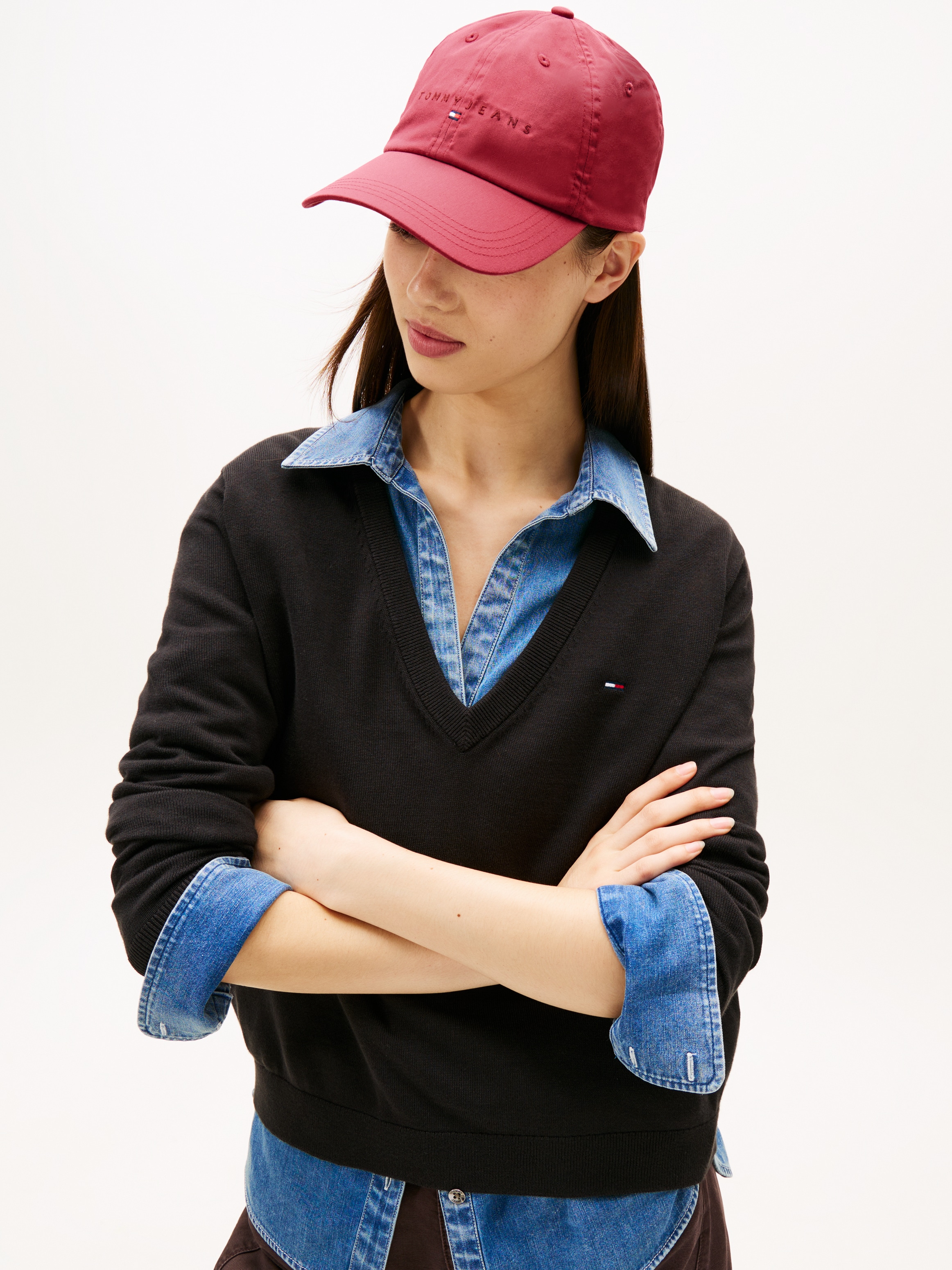 Tommy Jeans V-Ausschnitt-Pullover »TJW ESSENTIAL VNECK SWEATER EXT« mit Logostickerei