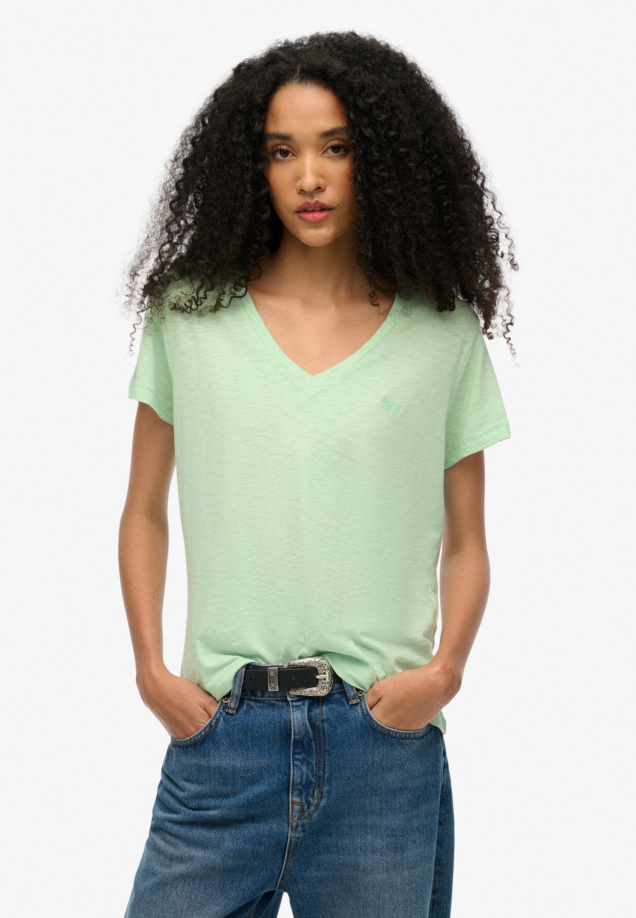 Superdry V-Shirt »STUDIOS SLUB EMB VEE TEE«, strukturiertes T-Shirt mit V-Ausschnitt und Stickerei