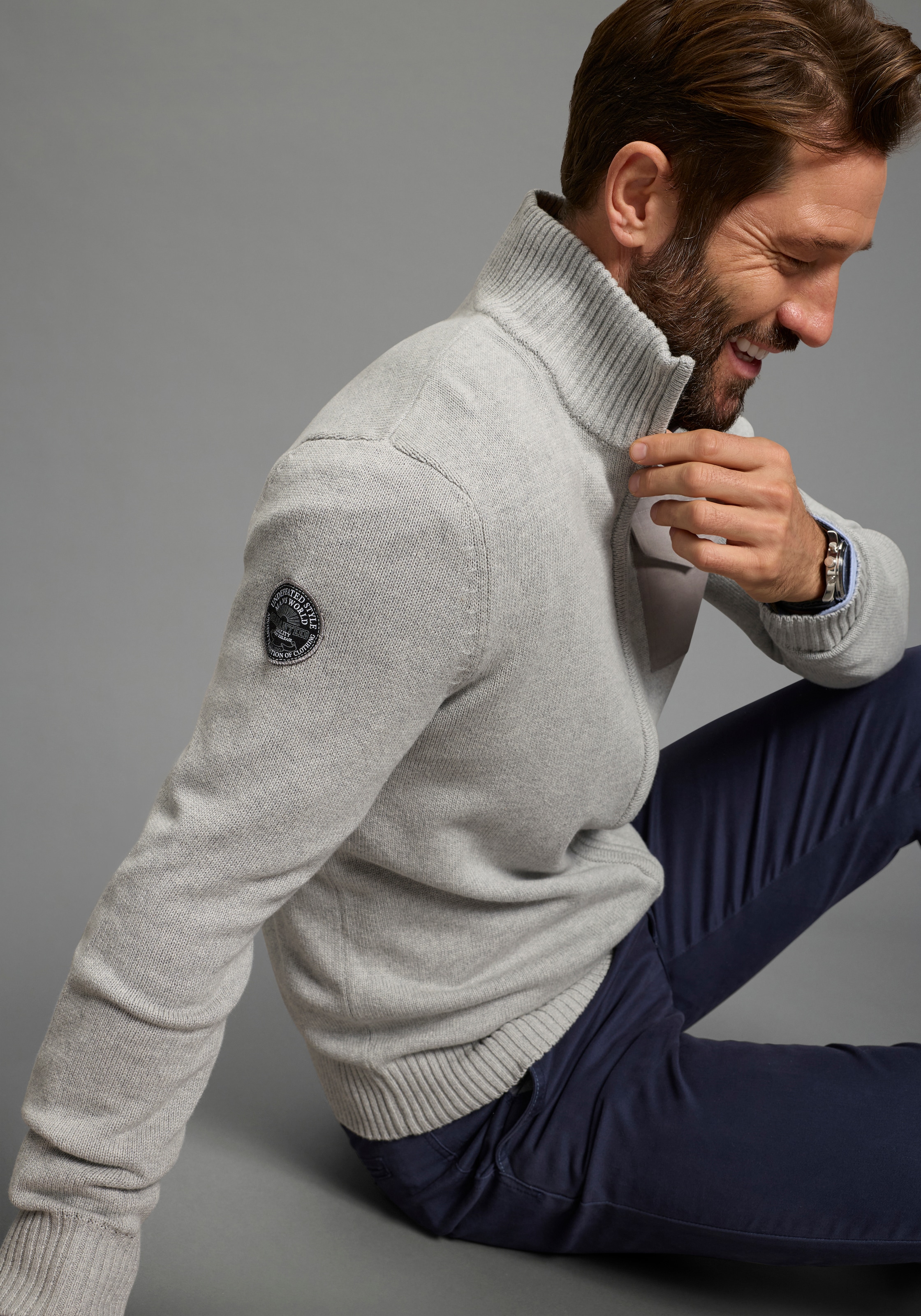 Man's World Strickjacke »Neue Kollektion! Highlight mit Tasche und Badge« casual Stil, mit Reißverschluss, Langarm, melierte Optik