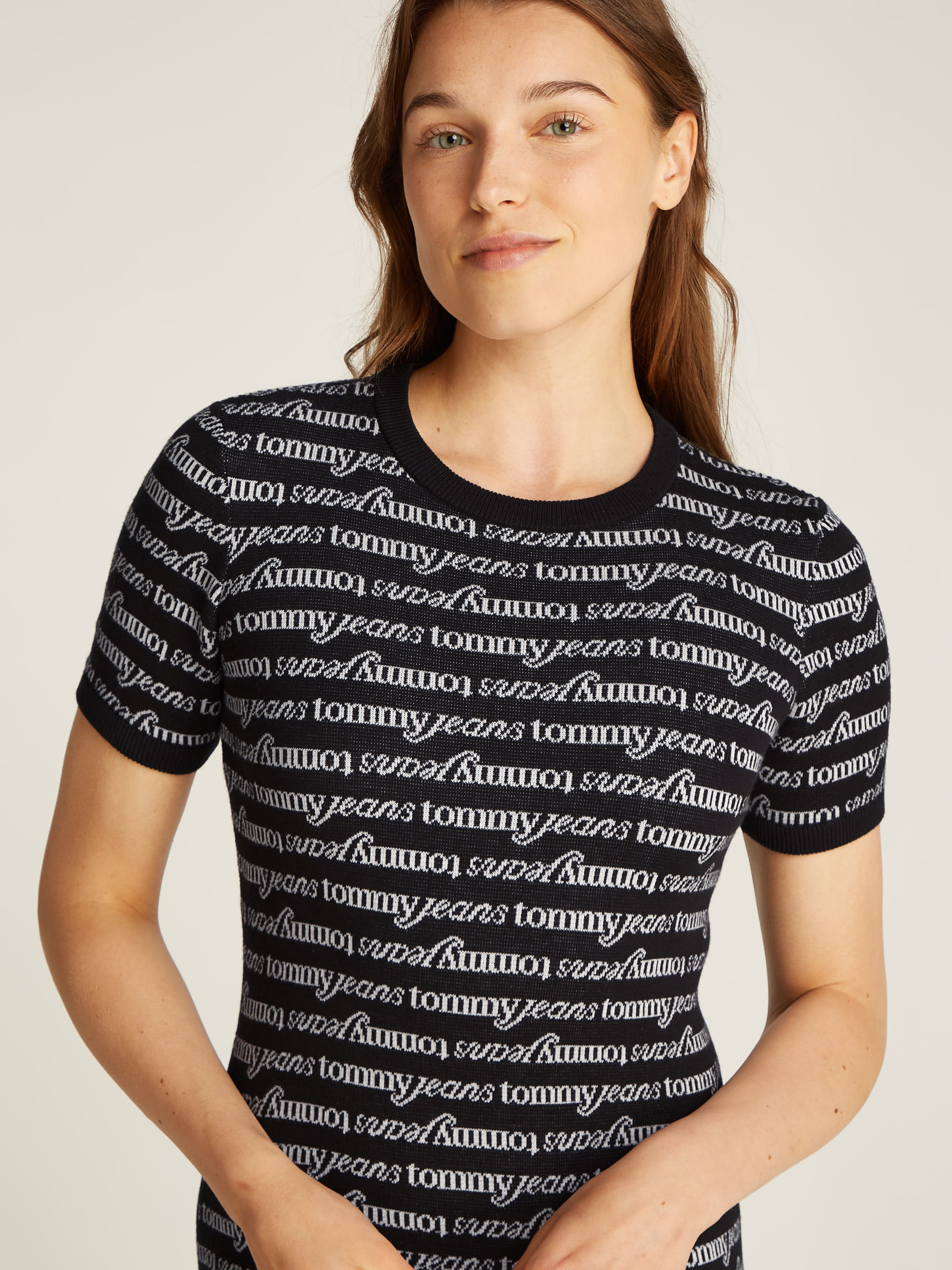 Tommy Jeans Strickkleid »TJW SCRIPT AOP SWEATER DRESS«, mit Logo-Allover-Muster
