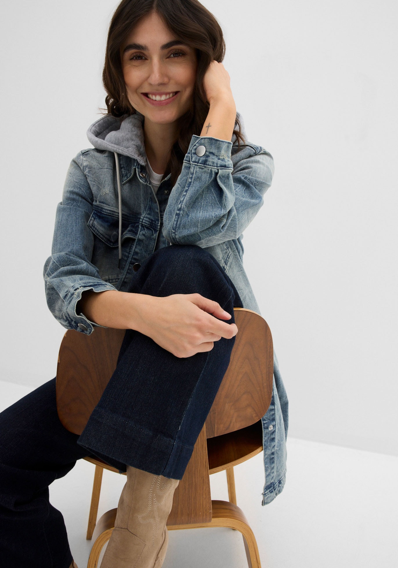 bonprix Jeansjacke mit Kapuze lange, bequeme Passform, mit Eingriffs- und Brusttaschen