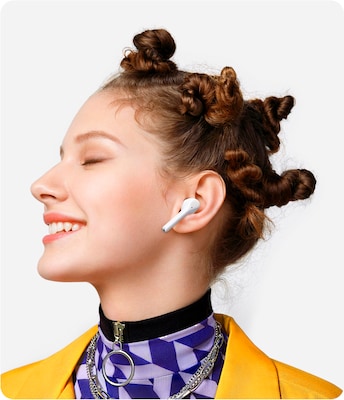Junge Frau mit Bluetooth-Kopfhörer
