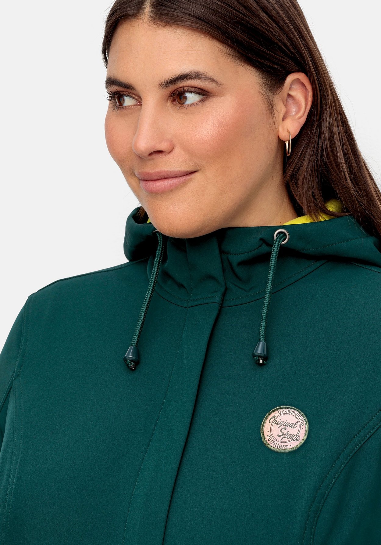 Sheego Softshelljacke »Softshell-Jacke mit Fleece-Innenseite, winddichte Qualität«, mit Kapuze, mit Fleece-Innenseite, winddichte Qualität