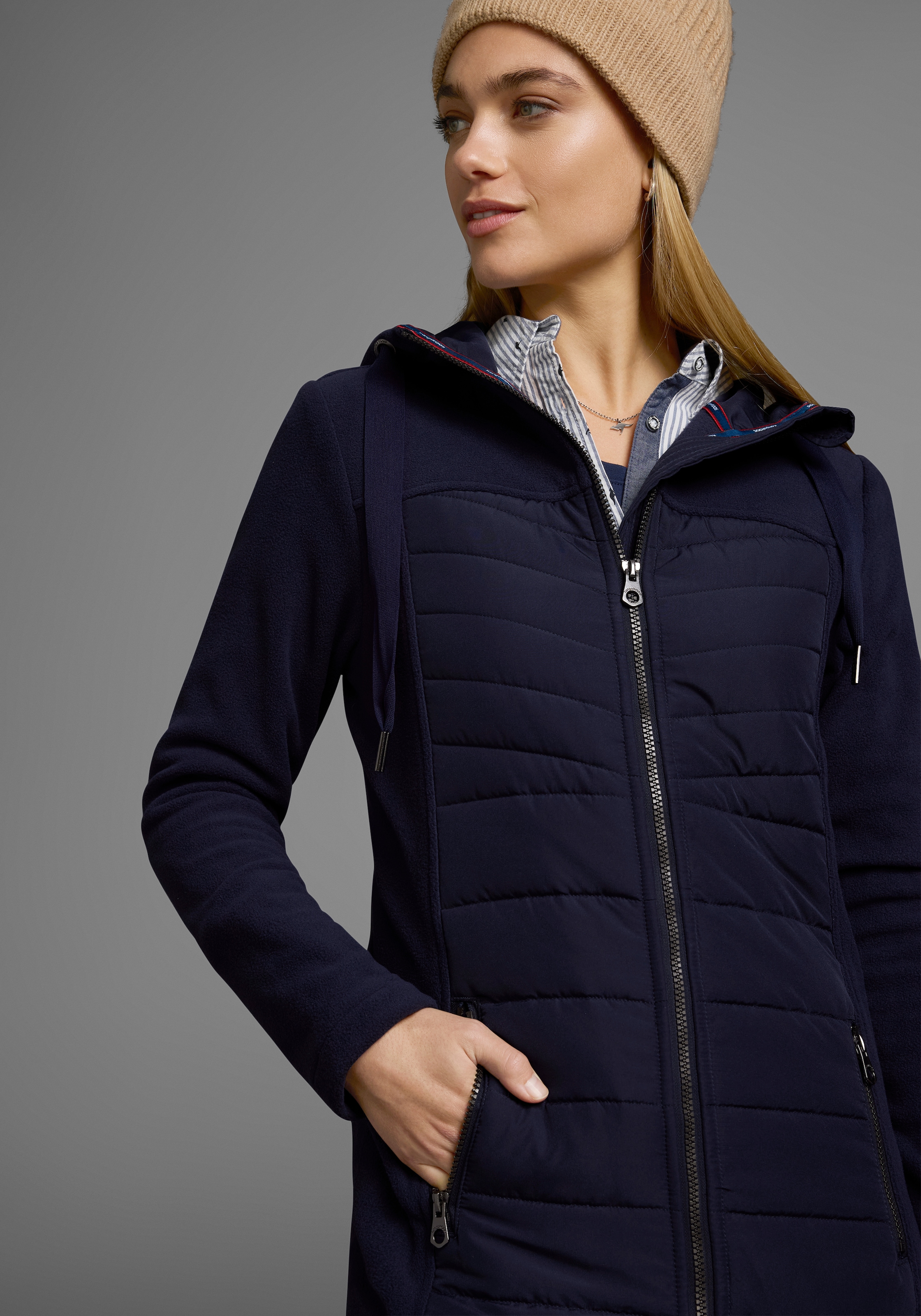 KangaROOS Langjacke, mit Kapuze, leichter Webstoff, figurbetonter Schnitt, mit Kapuze