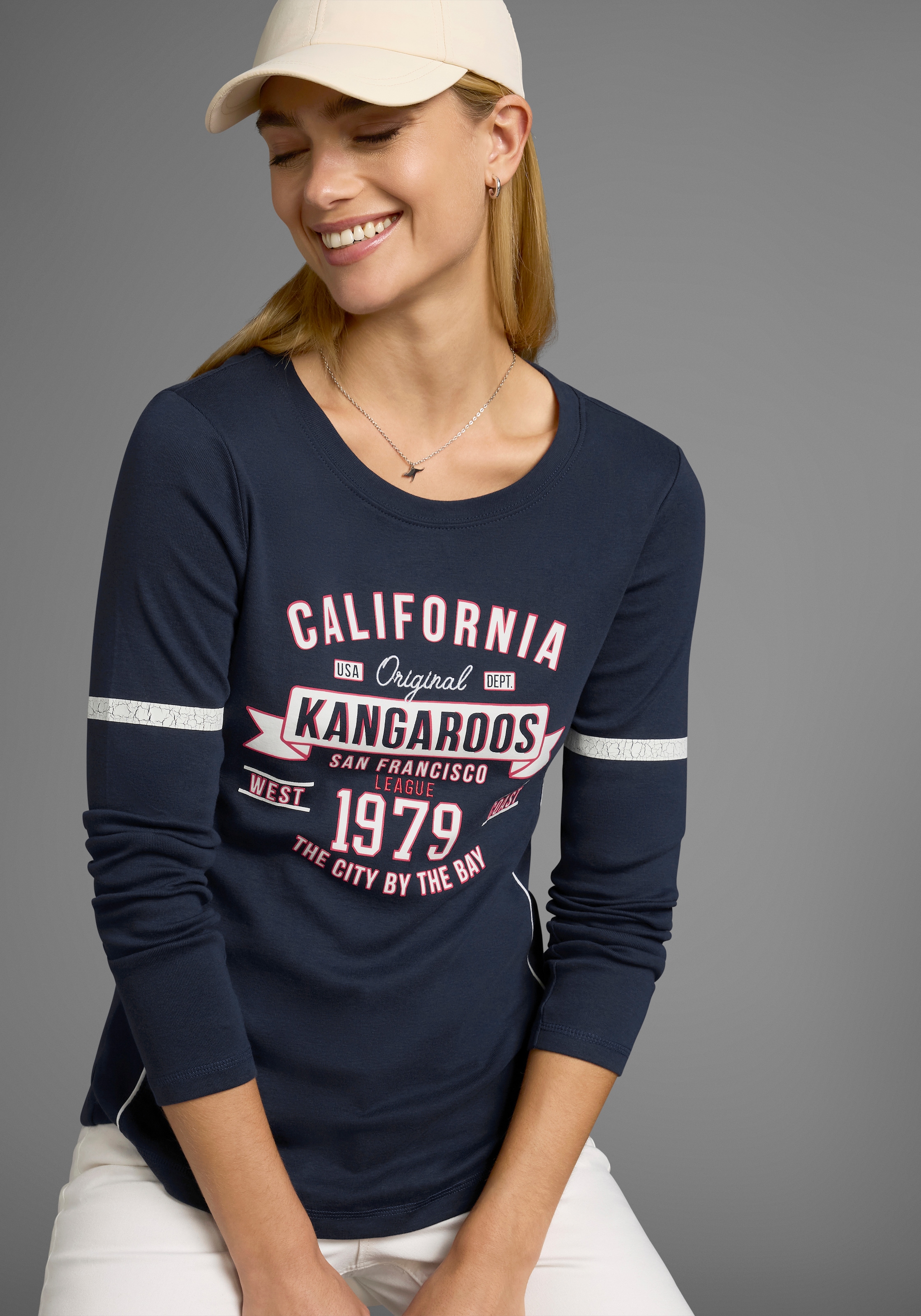 KangaROOS Langarmshirt, Langarm, sehr figurbetont, bedruckt und mit Stickerei