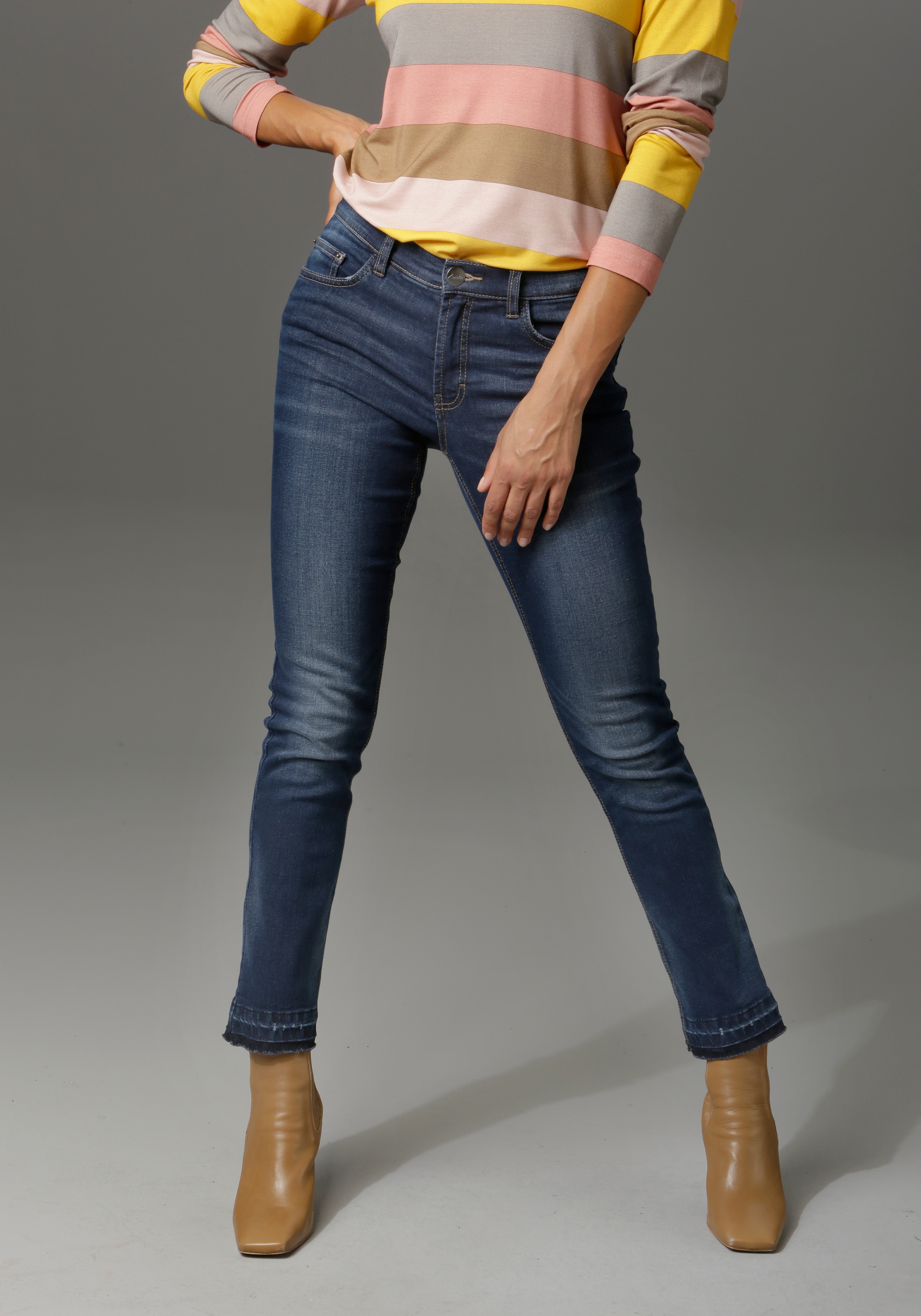 Aniston CASUAL Bootcut-Jeans, mit trendiger Waschung am leicht  ausgefranstem Beinabschluss bei ♕