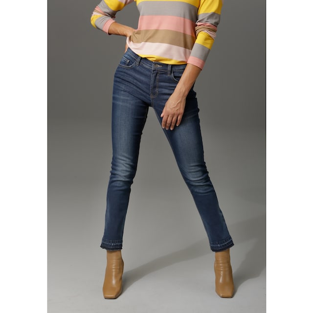 Aniston CASUAL Bootcut-Jeans, mit trendiger Waschung am leicht  ausgefranstem Beinabschluss bei ♕