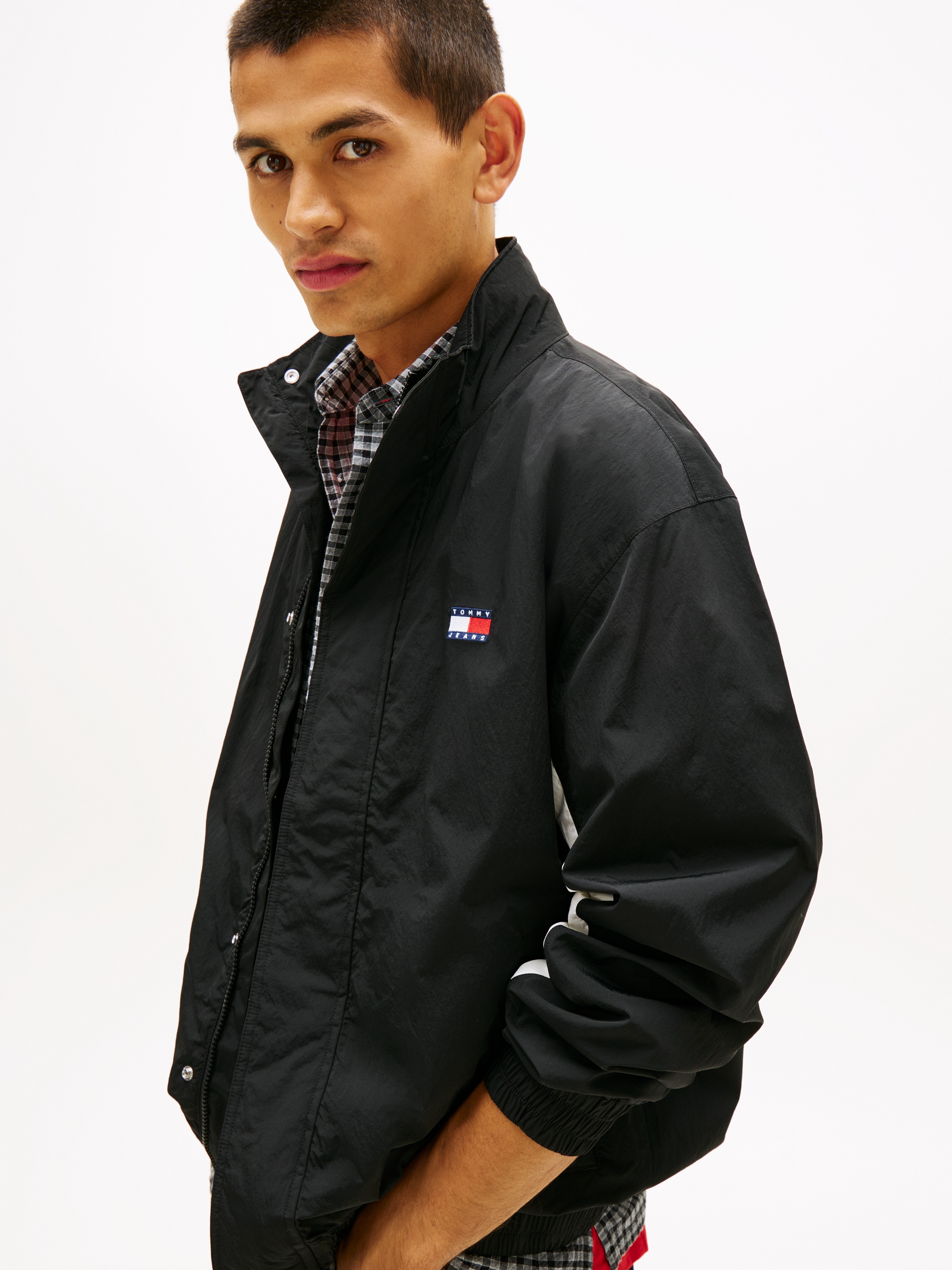 Tommy Jeans Windbreaker »TJM HERITAGE FLAG« ohne Kapuze Regular fit mit Stehkragen und Markenprint Rückenprint Tommy Flag